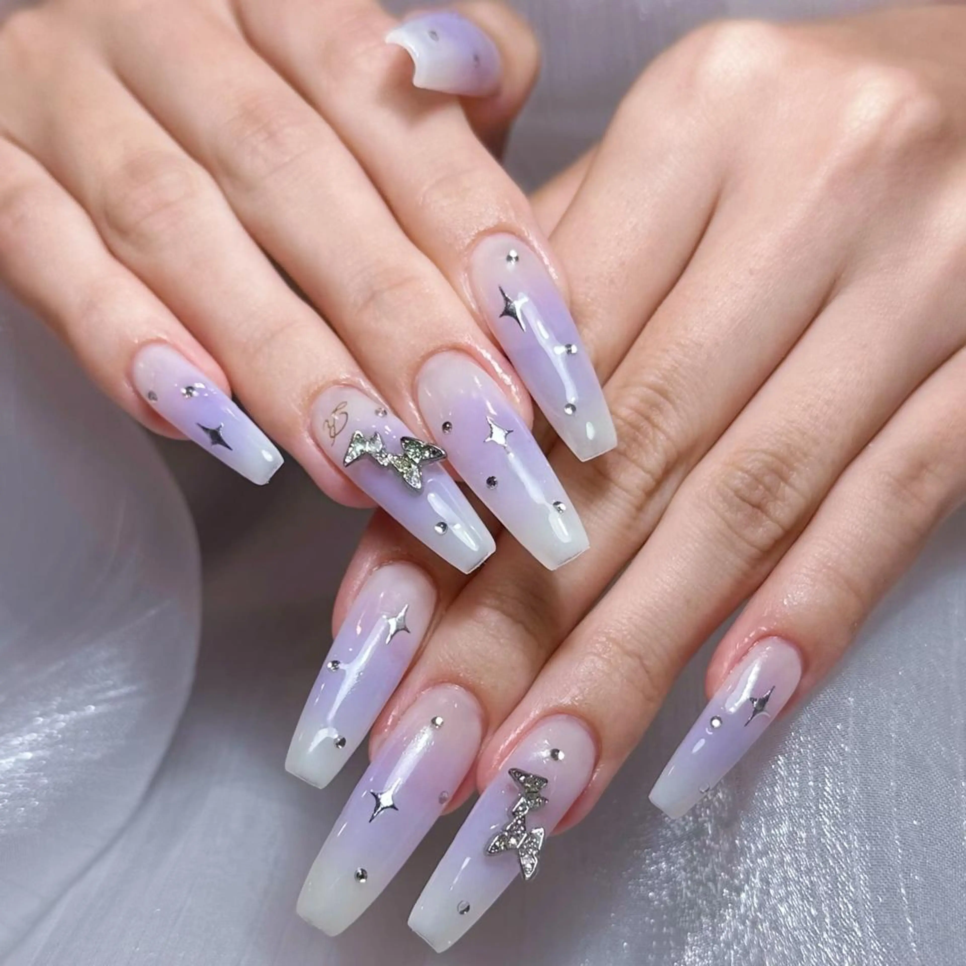 ネイル アートネイル オーロラネイル ガーリー キラキラネイル 韓国ネイル ハンドネイル Nail Monsterのネイルデザイン