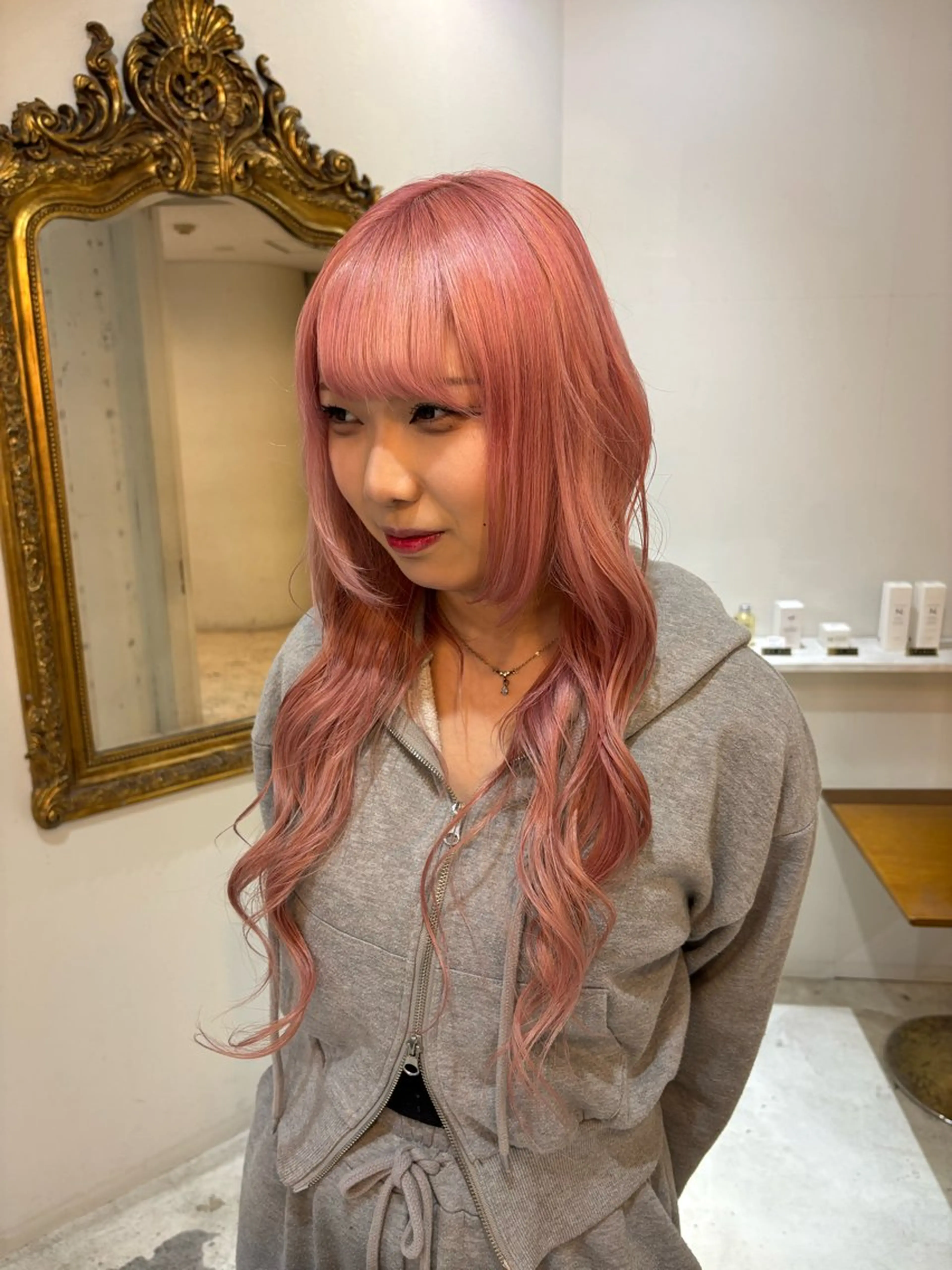 ロング ヘアカラー 🩶ハイトーン🖤 URARAのヘアスタイル