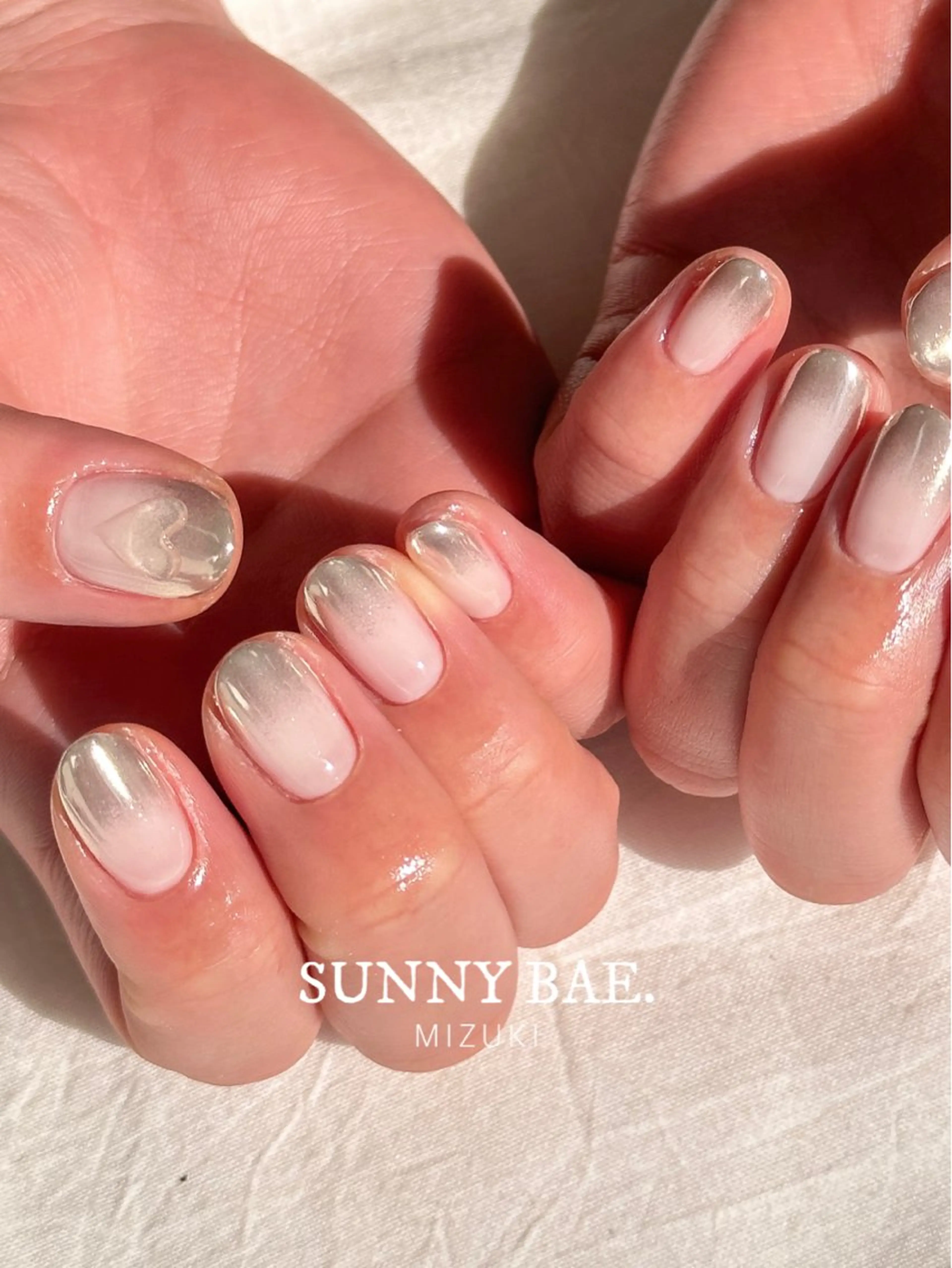 ネイル グラデーション ハート ミラーネイル ニュアンスネイル シルバー ハンドネイル SUNNY BAE. 🌼MIZUKIのネイルデザイン