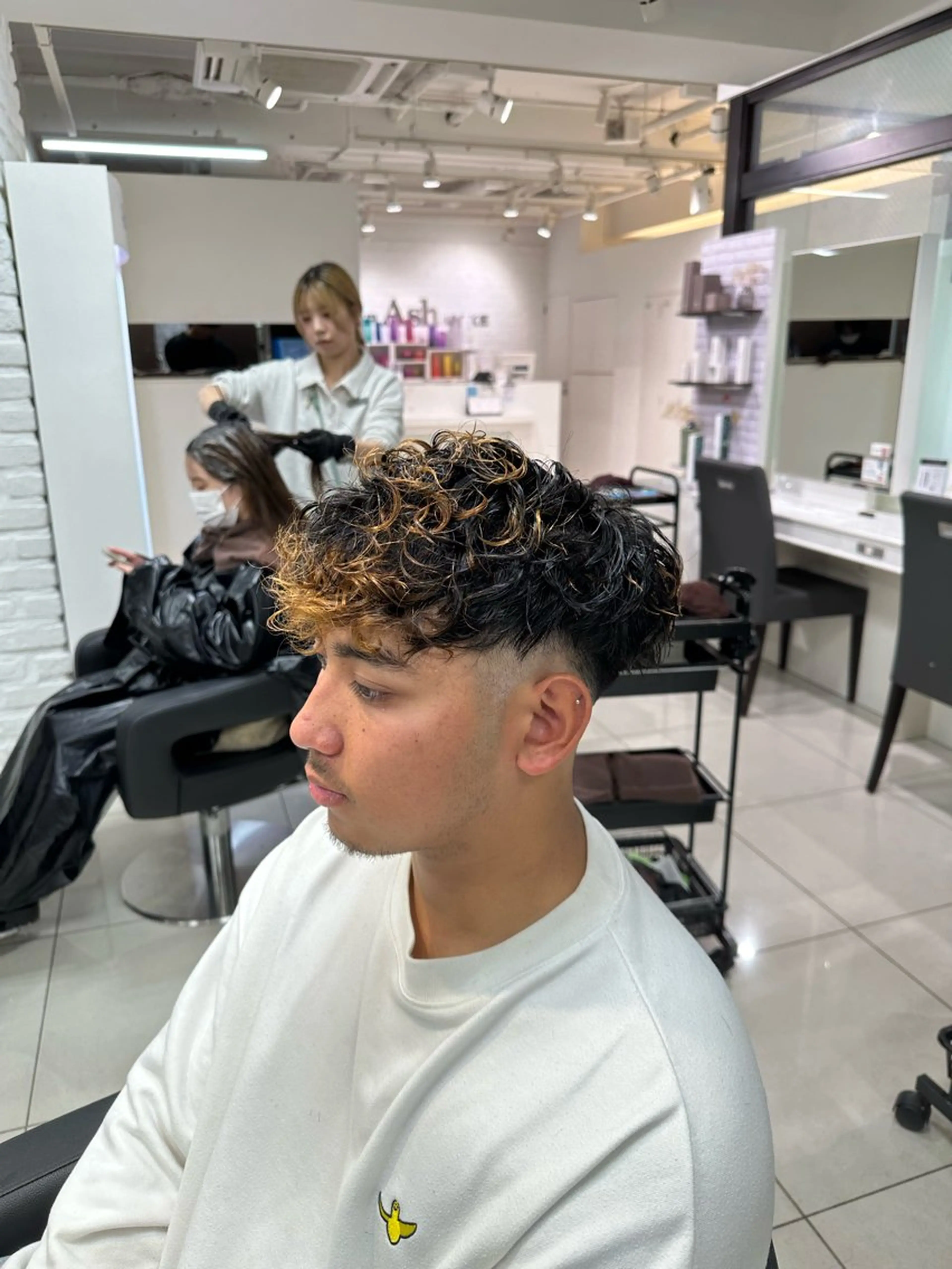 ショート パーマ メンズ メンズブリーチ メンズパーマ スペインカール フェザーパーマ職人 🪶ryosukeのヘアスタイル