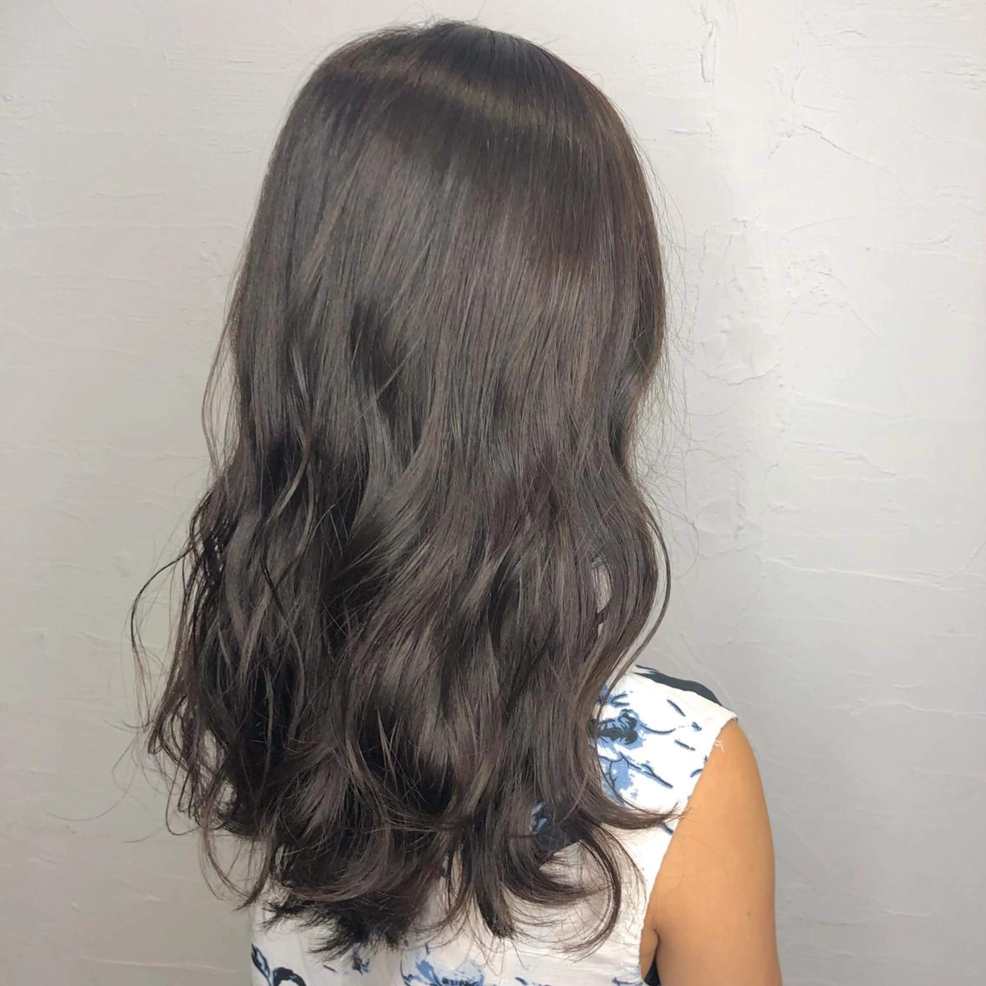 ミディアム カット ヘアカラー トリートメント 髪質改善、縮毛矯正 酸性縮毛矯正のヘアスタイル