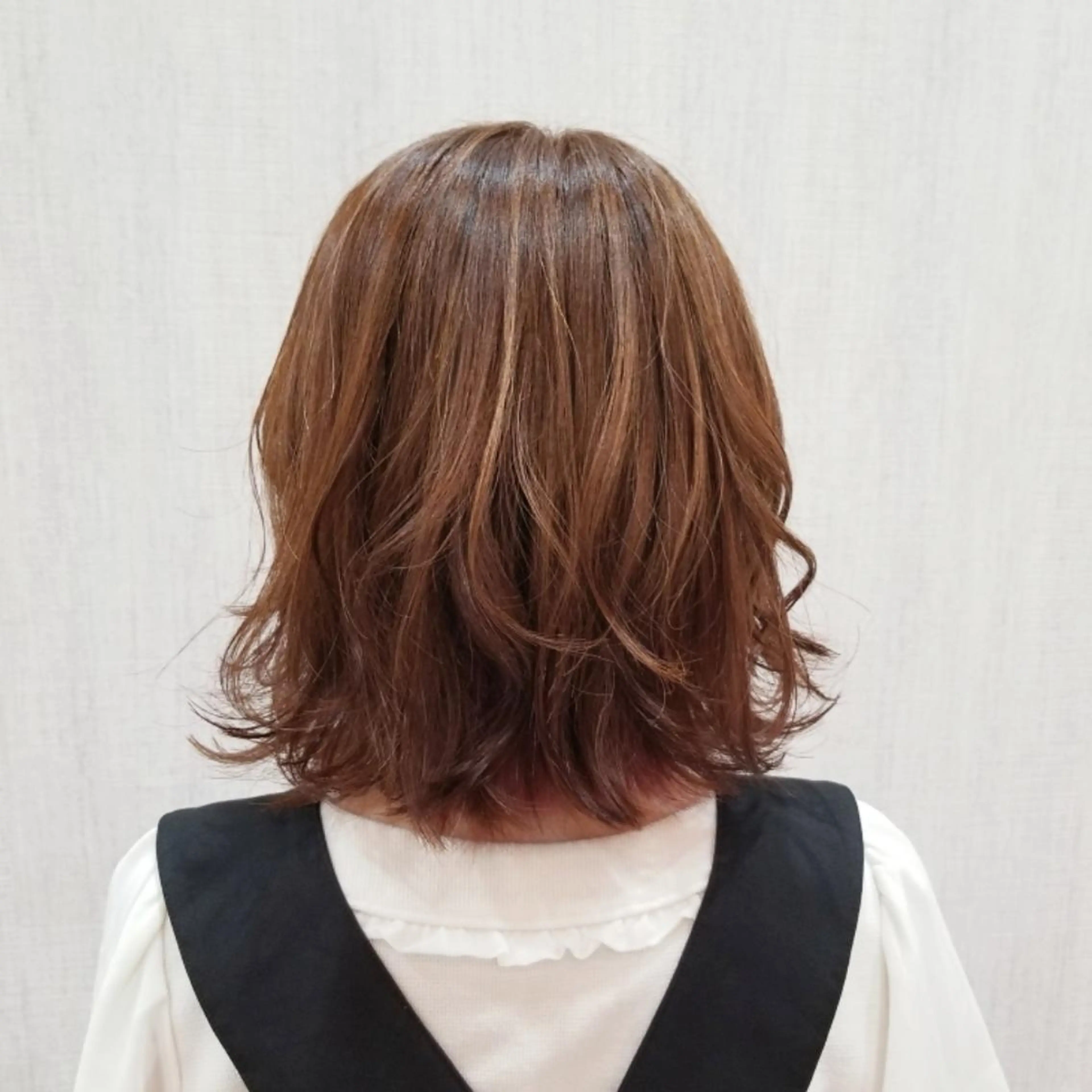ミディアム カラー ハイライトカラー ハイライト カット ヘアカラー 顔周りレイヤーカット 髪質改善代表西村功平のヘアスタイル