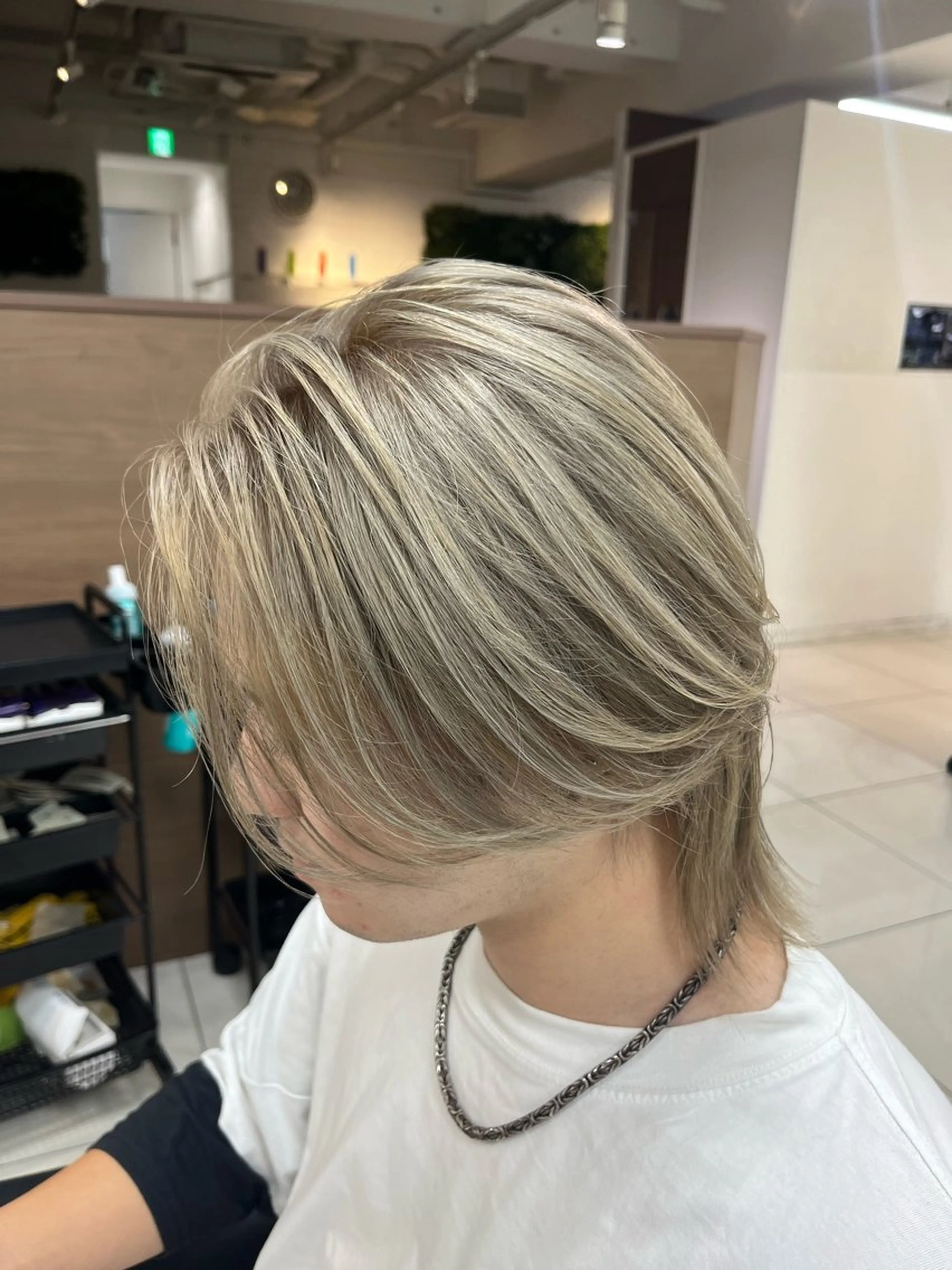 ショート カラー メンズ メンズブリーチ ブリーチ ブロンド グレージュ ミルクティーグレージュ カット ヘアカラー トリートメント メンズ縮毛矯正🦊ハ イトーン　RYOKAのヘアスタイル