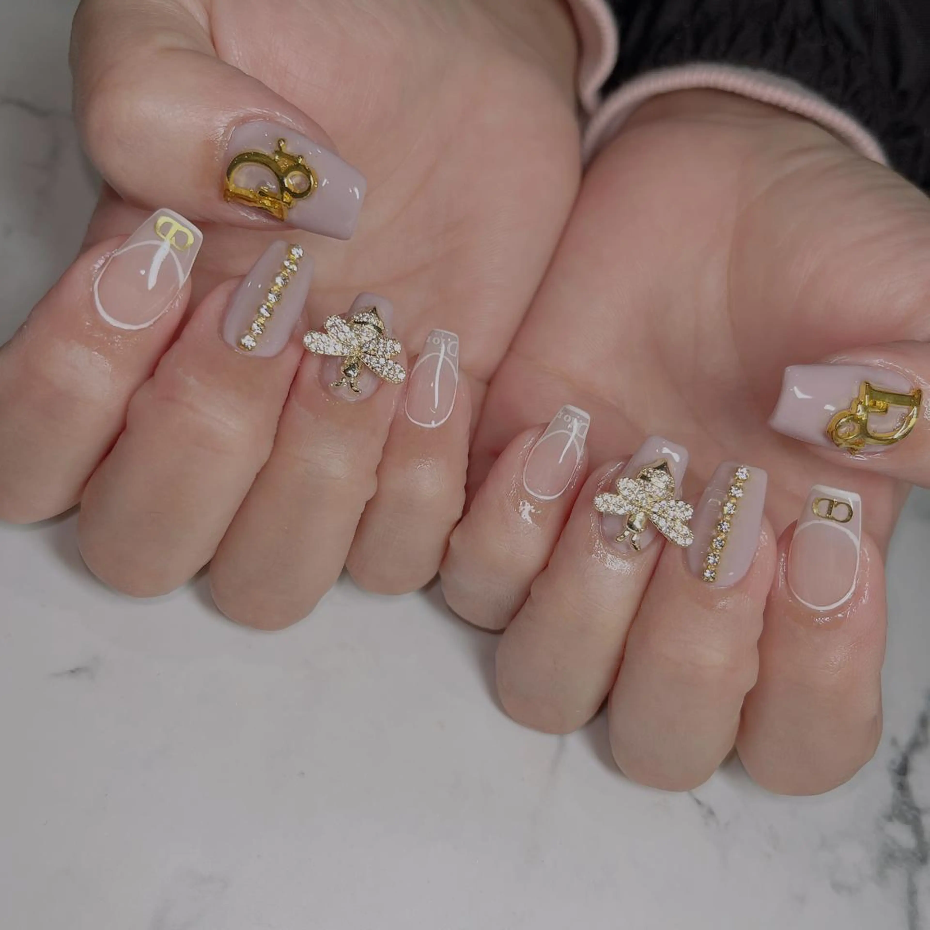 ネイル フットネイル フレンチネイル ジェルネイル ラメ(グリッター) ラメグラデーション ハンドネイル NEO Beauty Salon所属・𝐍𝐄𝐎 𝐉𝐔𝐑𝐈のネイルデザイン