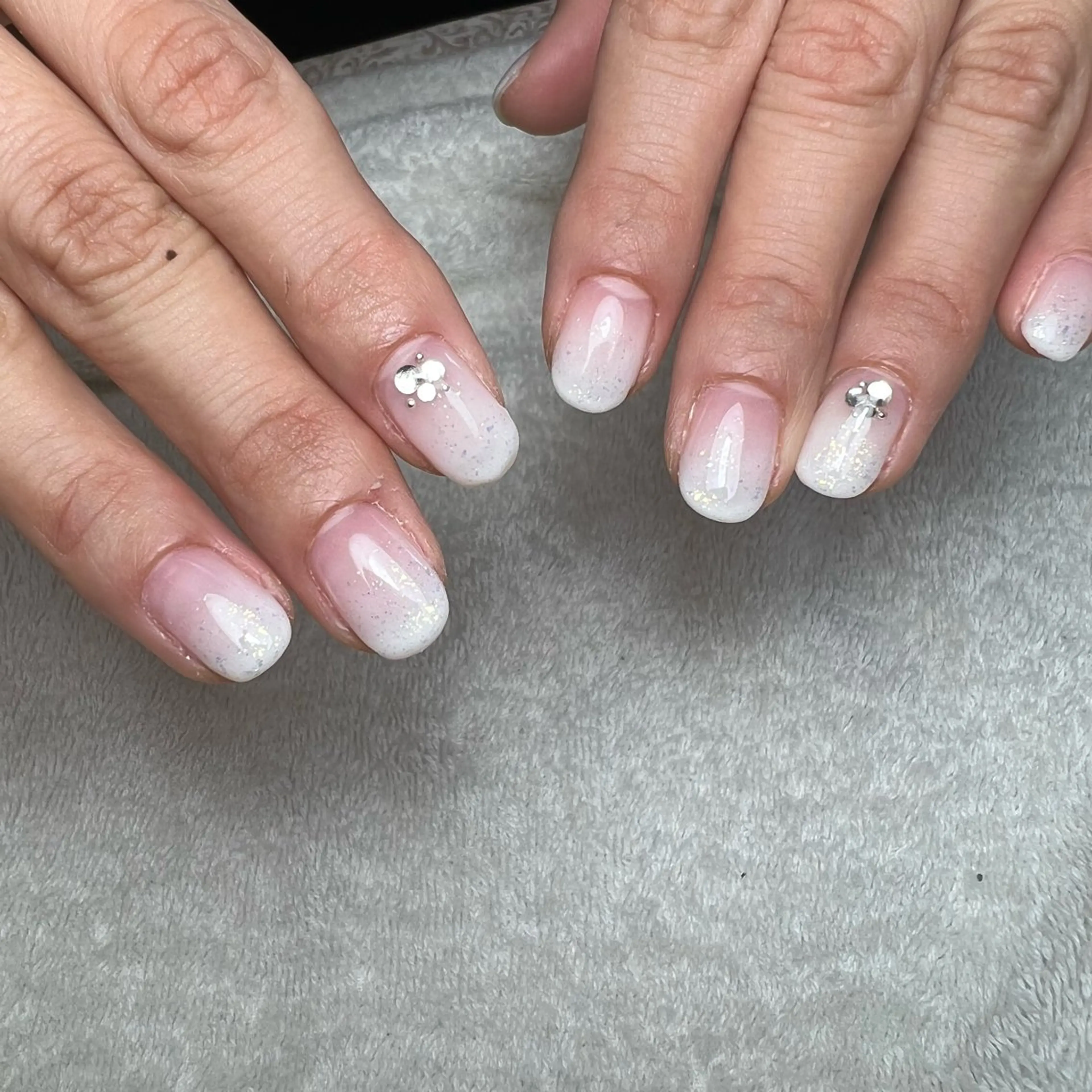 ネイル グラデーション ラメ(グリッター) ホワイト ハンドネイル COCO+所属・COCO +のエステ・リラクイメージ