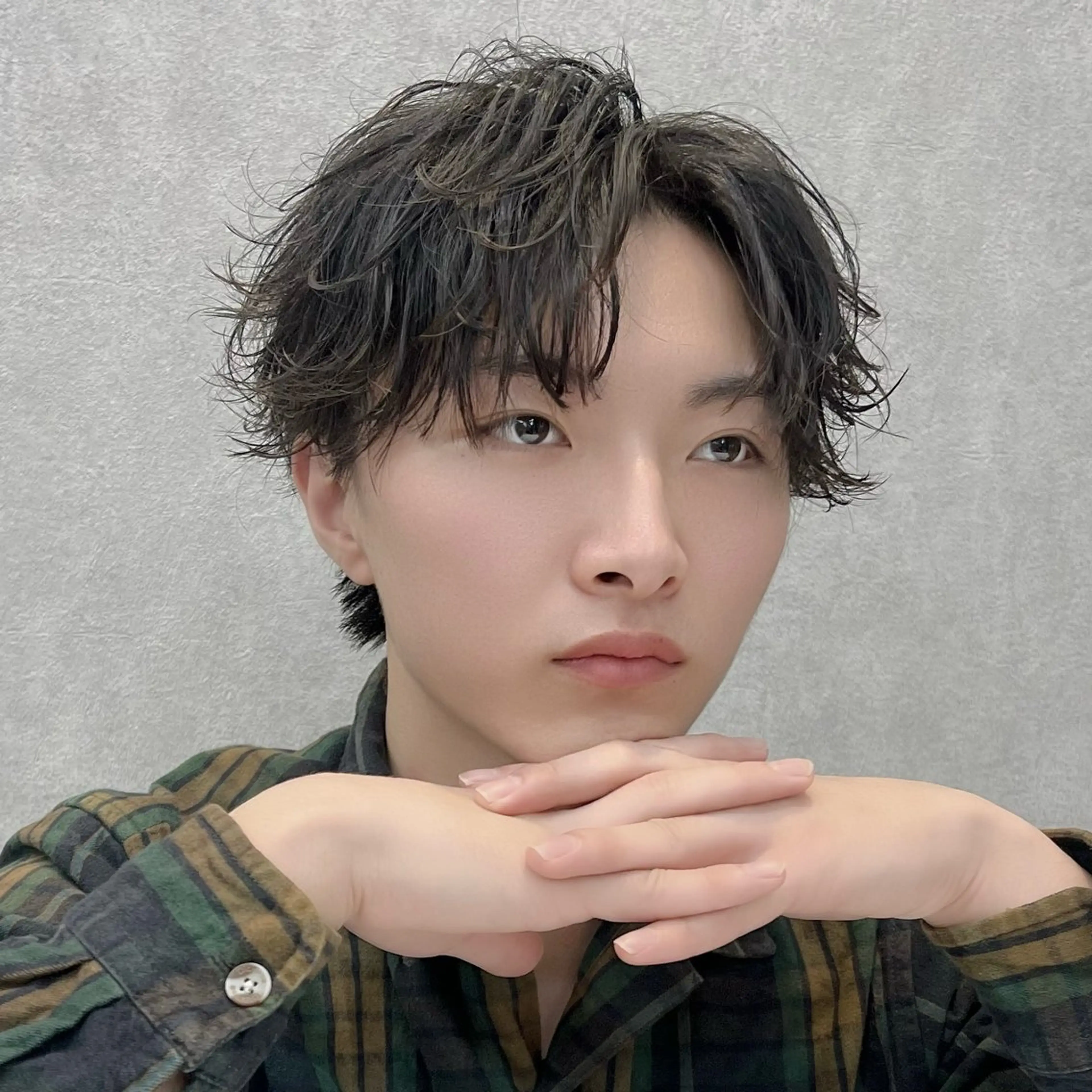 ミディアム パーマ メンズ ミディアムパーマ メンズパーマ フェザー/ゆるふわ パーマ/鐘ヶ江 航青のヘアスタイル