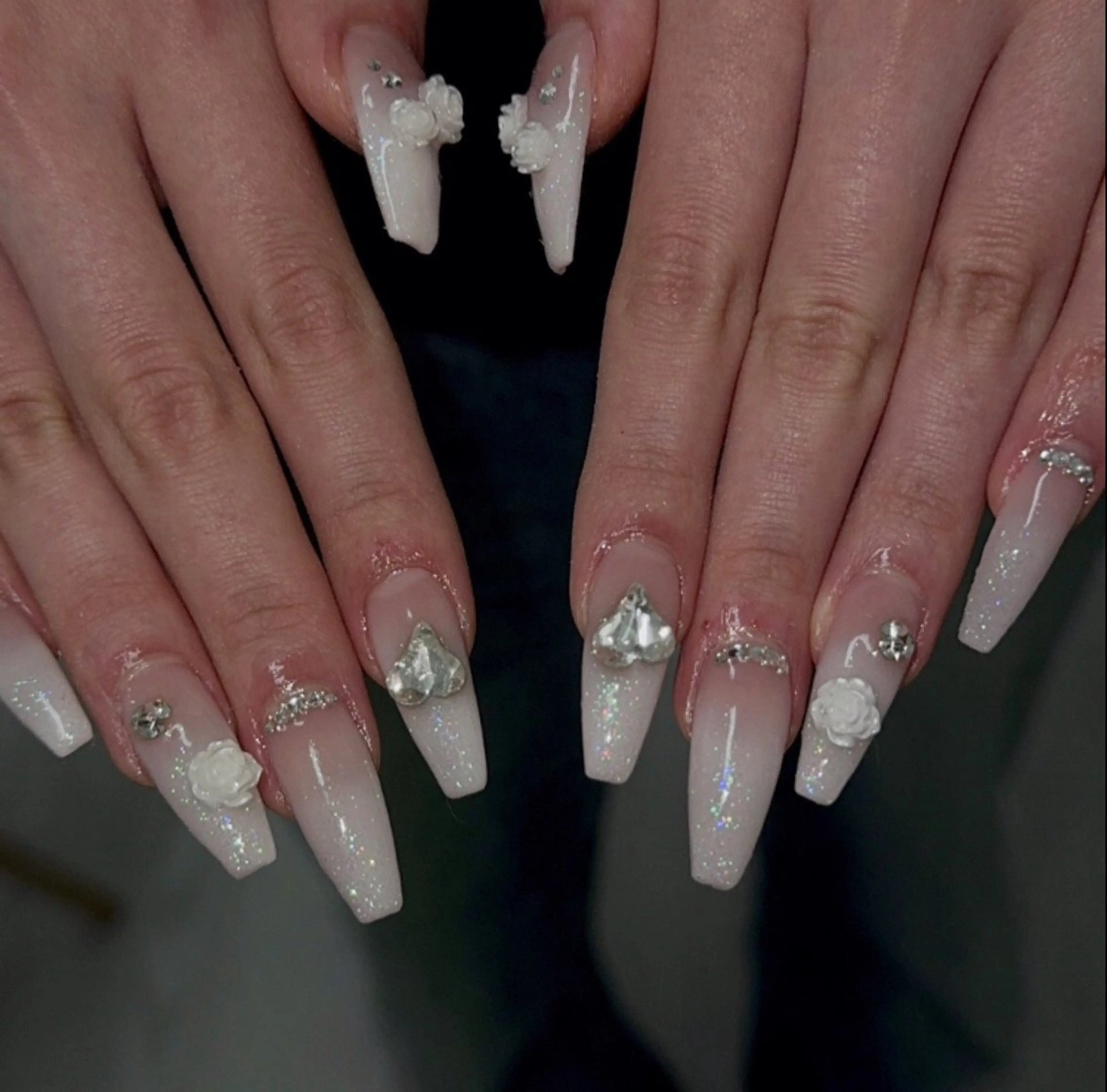 ネイル 長さ出し グラデーション キラキラネイル 韓国ネイル ラメ(グリッター) ハンドネイル ハンドケア Chisa Nail Studio所属・リ リのネイルデザイン