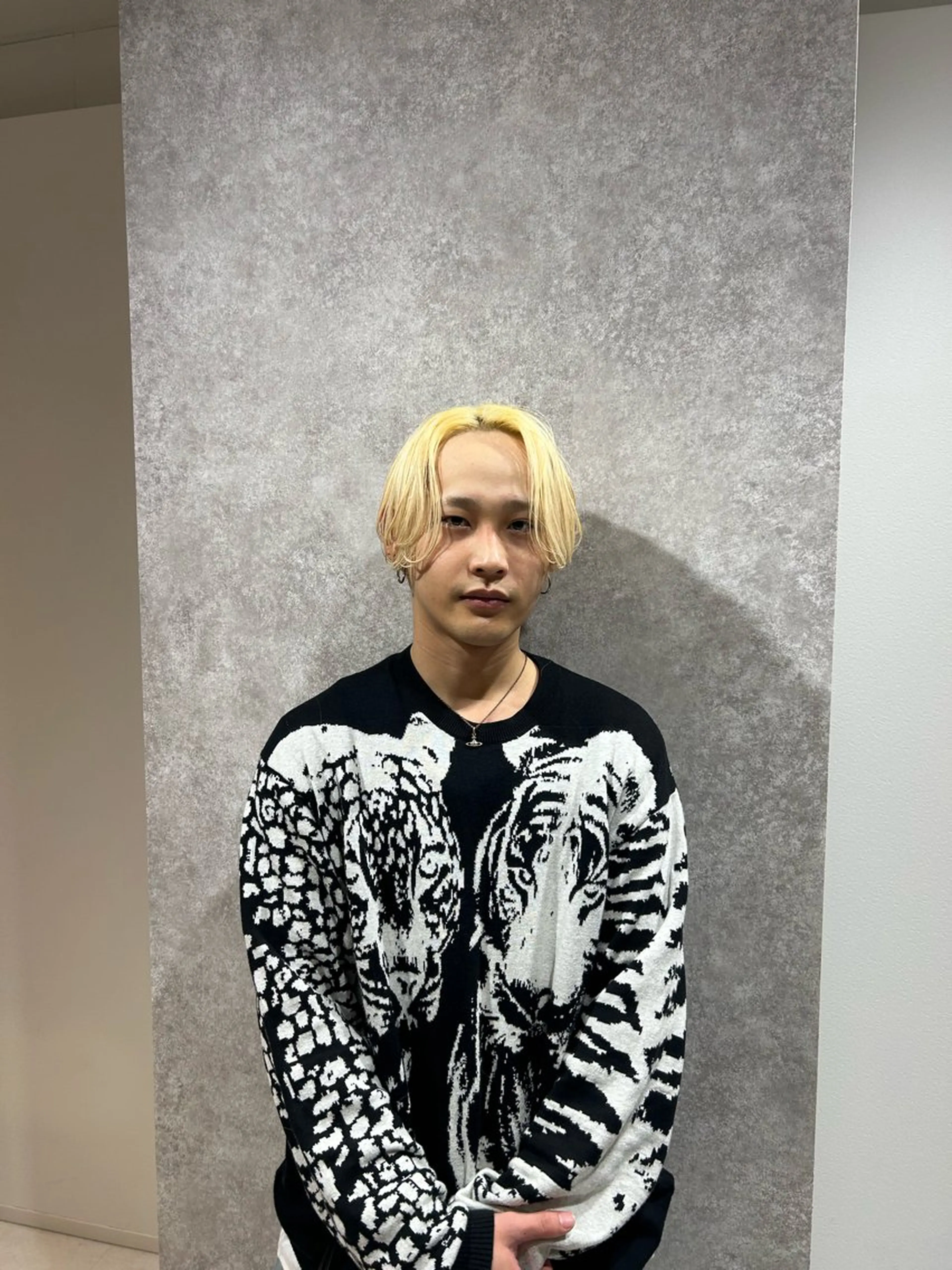 カラー 抜きっぱなしブロンド ブロンド 佐藤 嶺のヘアスタイル
