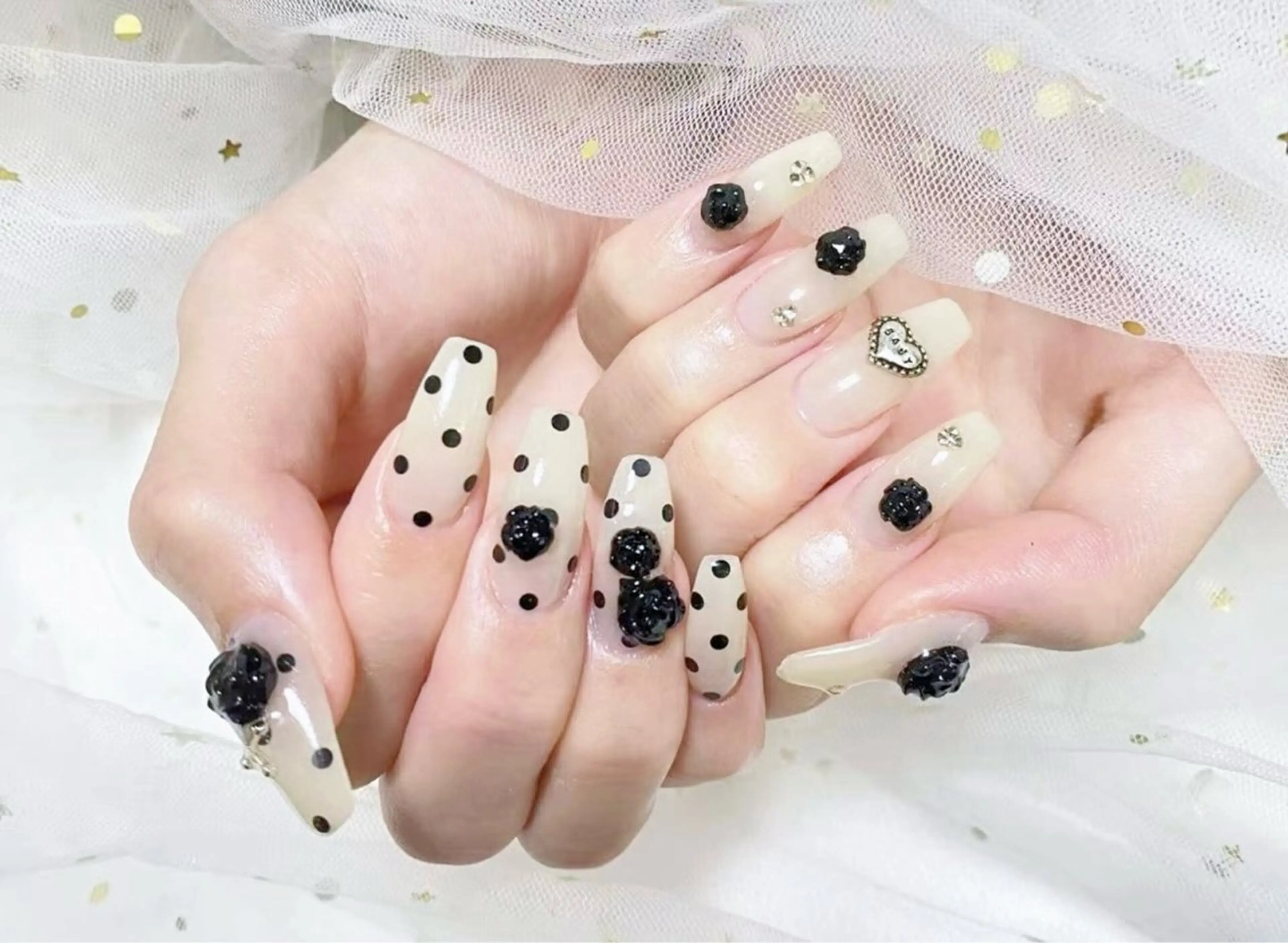 ネイル チークネイル フレンチネイル ジェルネイル グラデーション ハート ハンドネイル Mimo beau ty   salonのネイルデザイン