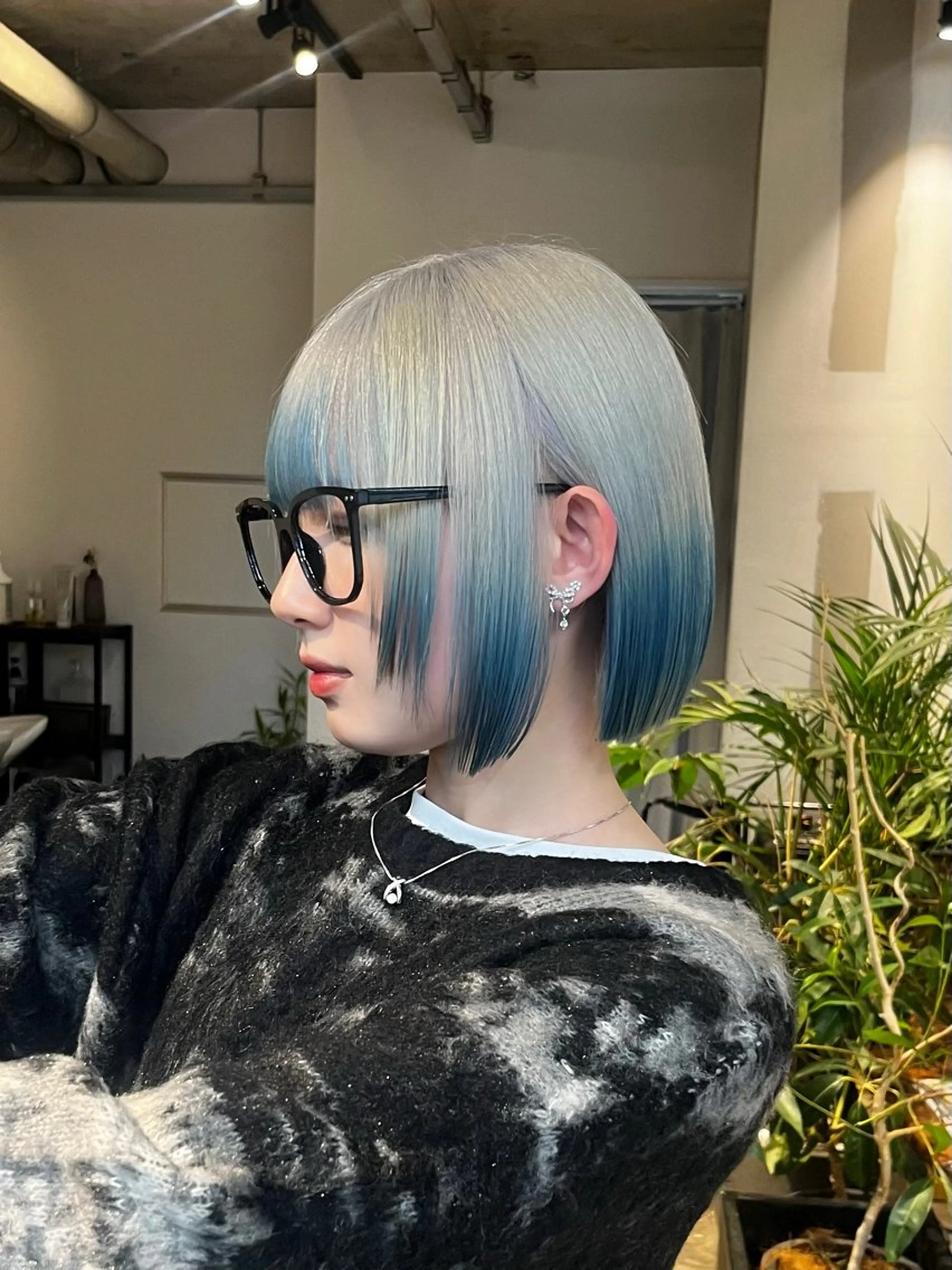 カラー ウルフとハイトーン オタク美容師のユウトのヘアスタイル