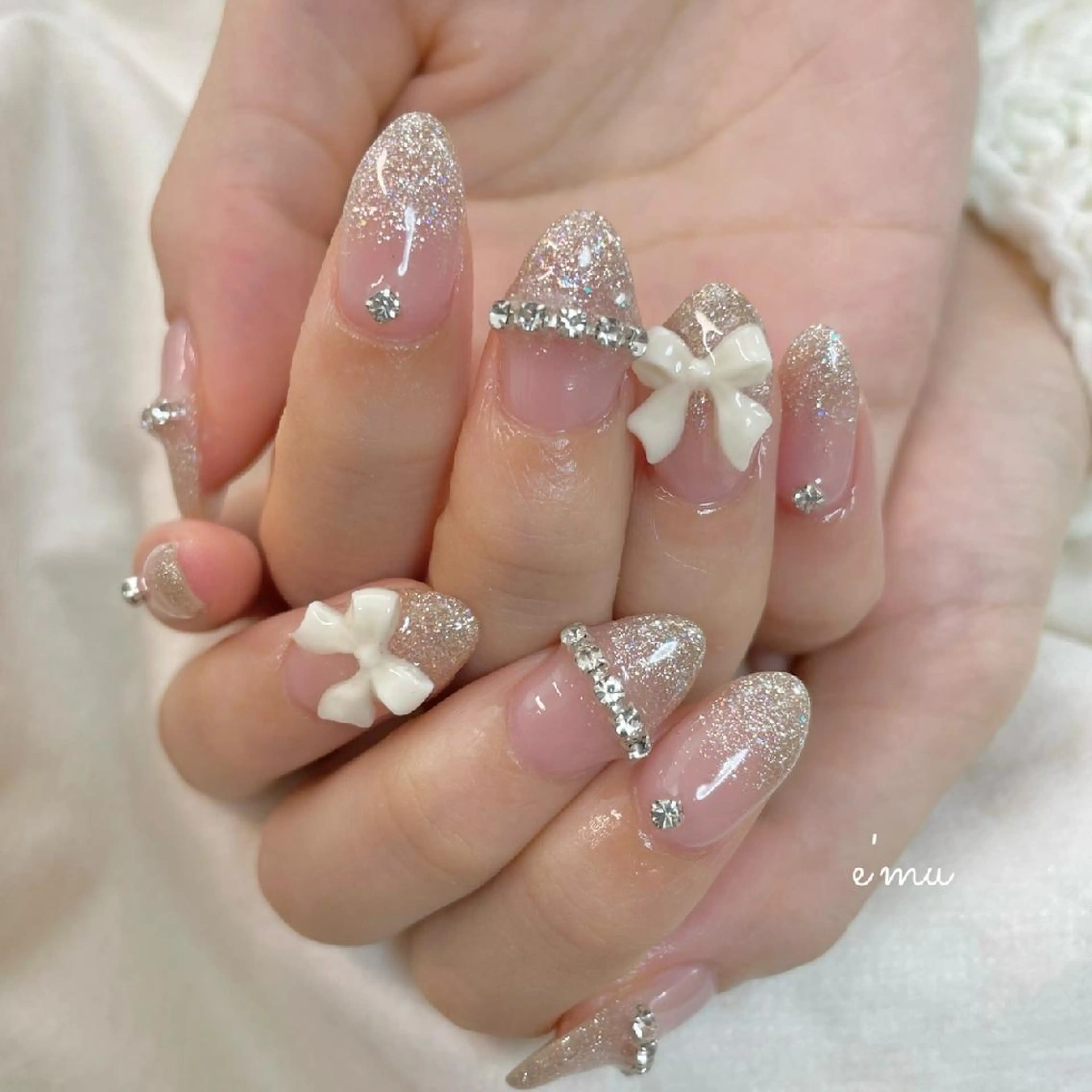 ネイル キラキラネイル 韓国ネイル リボン ワンホンネイル nail salon e'mu💐のネイルデザイン
