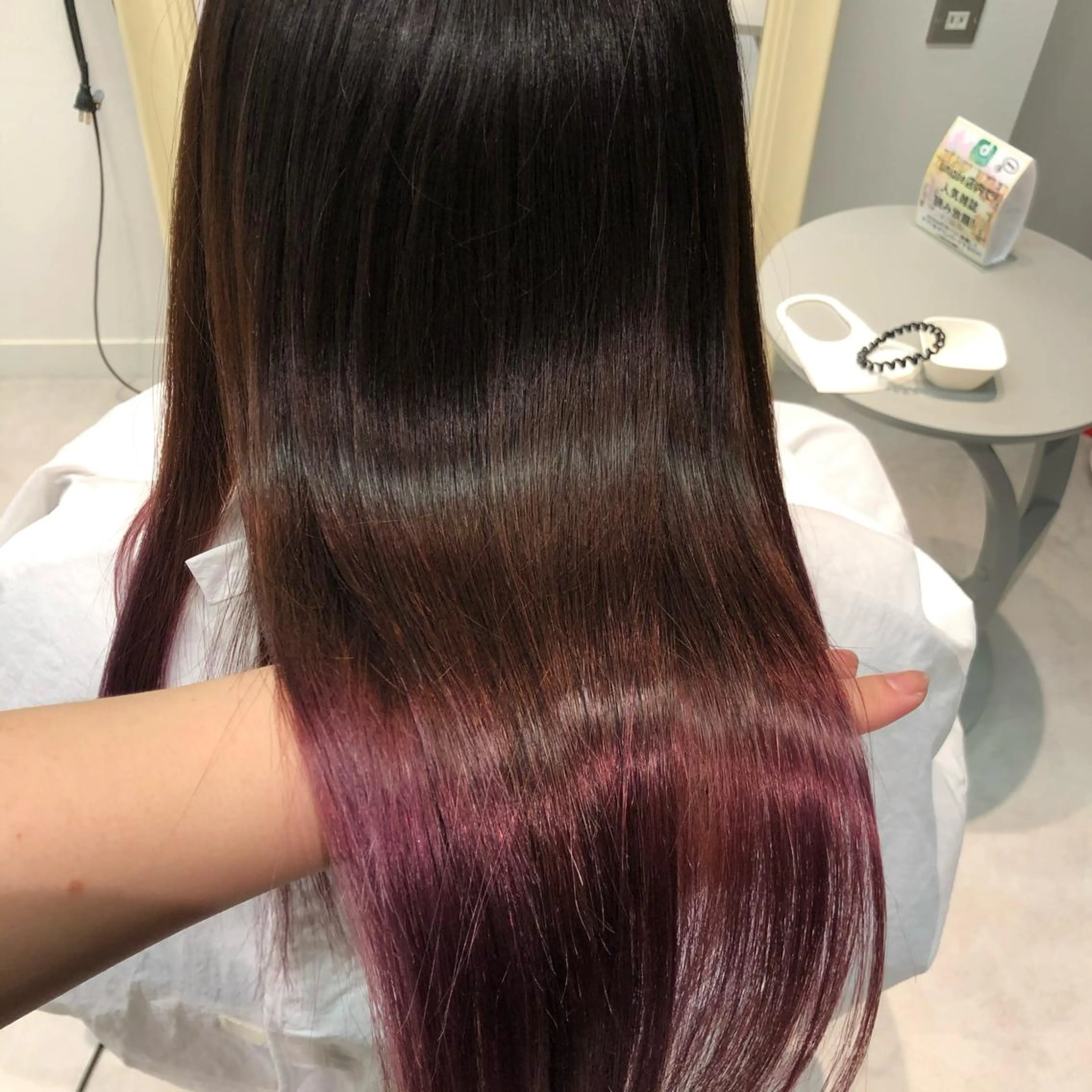 ロング レイヤー/顔まわり カット/地毛風カラーのヘアスタイル