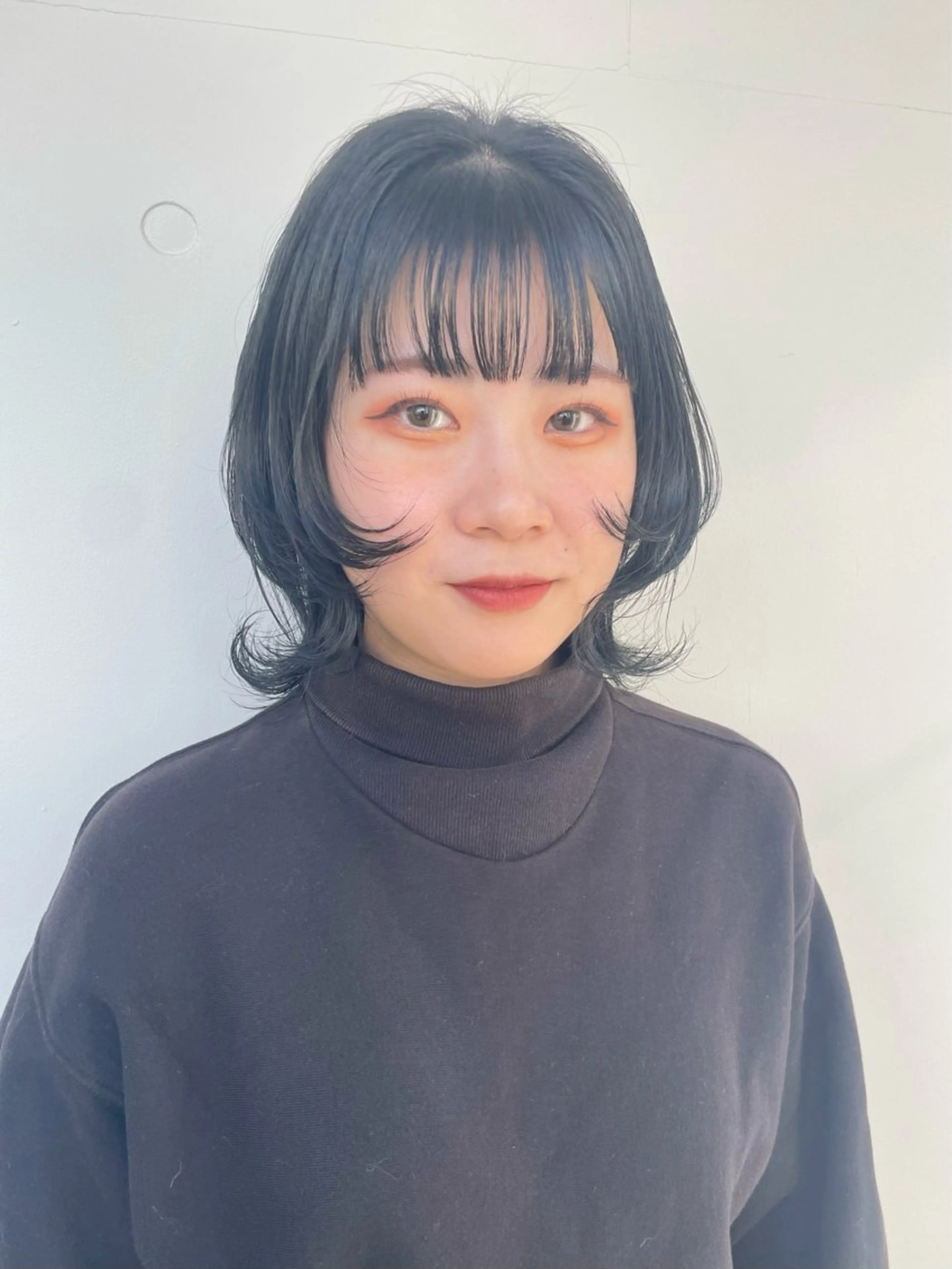 ミディアム カラー 黒髪 ブルーカラー ブルーブラック レイヤーカット ウルフカット ヘアカラー トリートメント もにか🌞原宿/渋谷 🌝ブリーチカラーのヘアスタイル