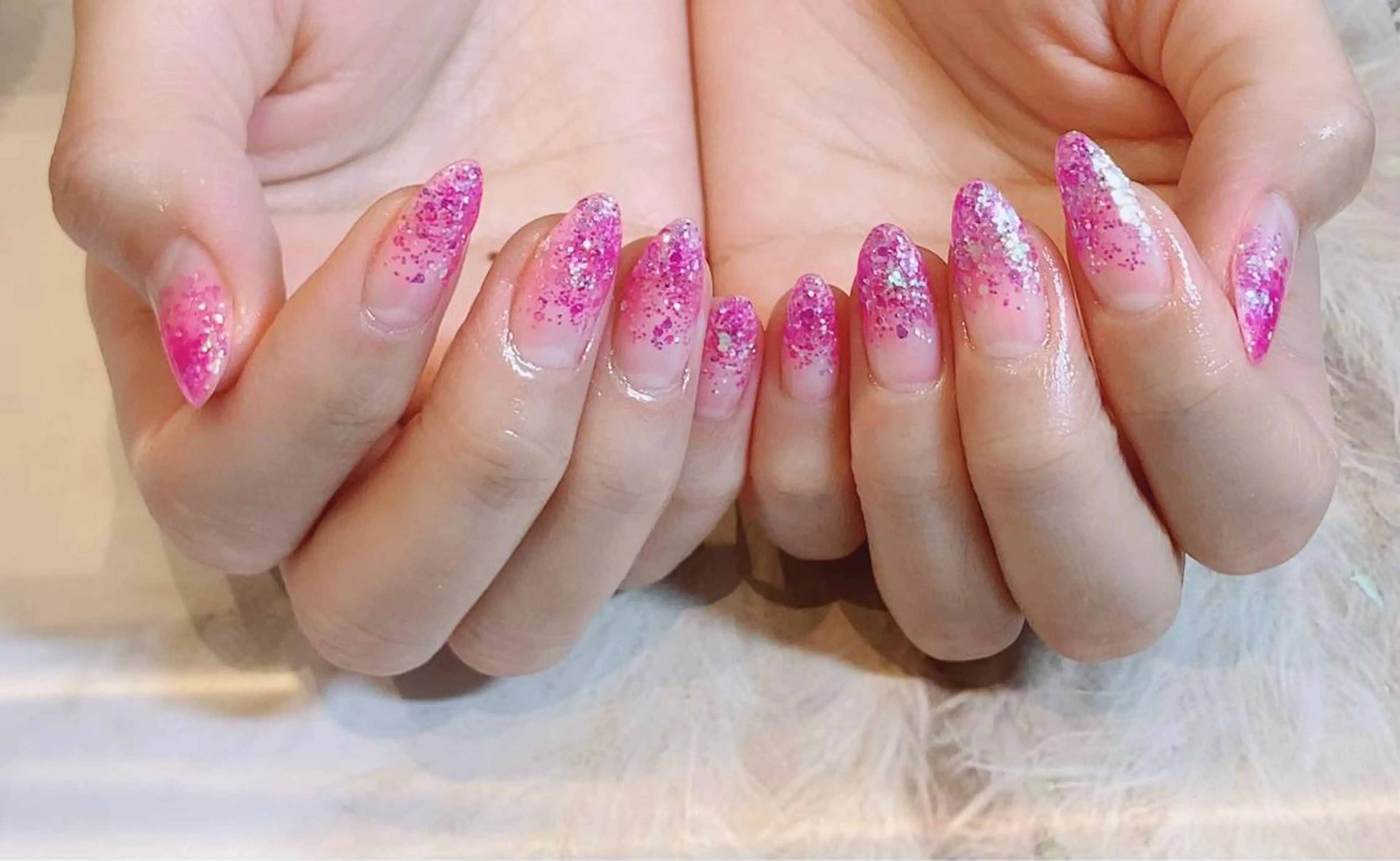 ネイル グラデーション ラメ(グリッター) ラメグラデーション ハンドネイル トータルビューティサロン cure所属・mika nailのネイルデザイン