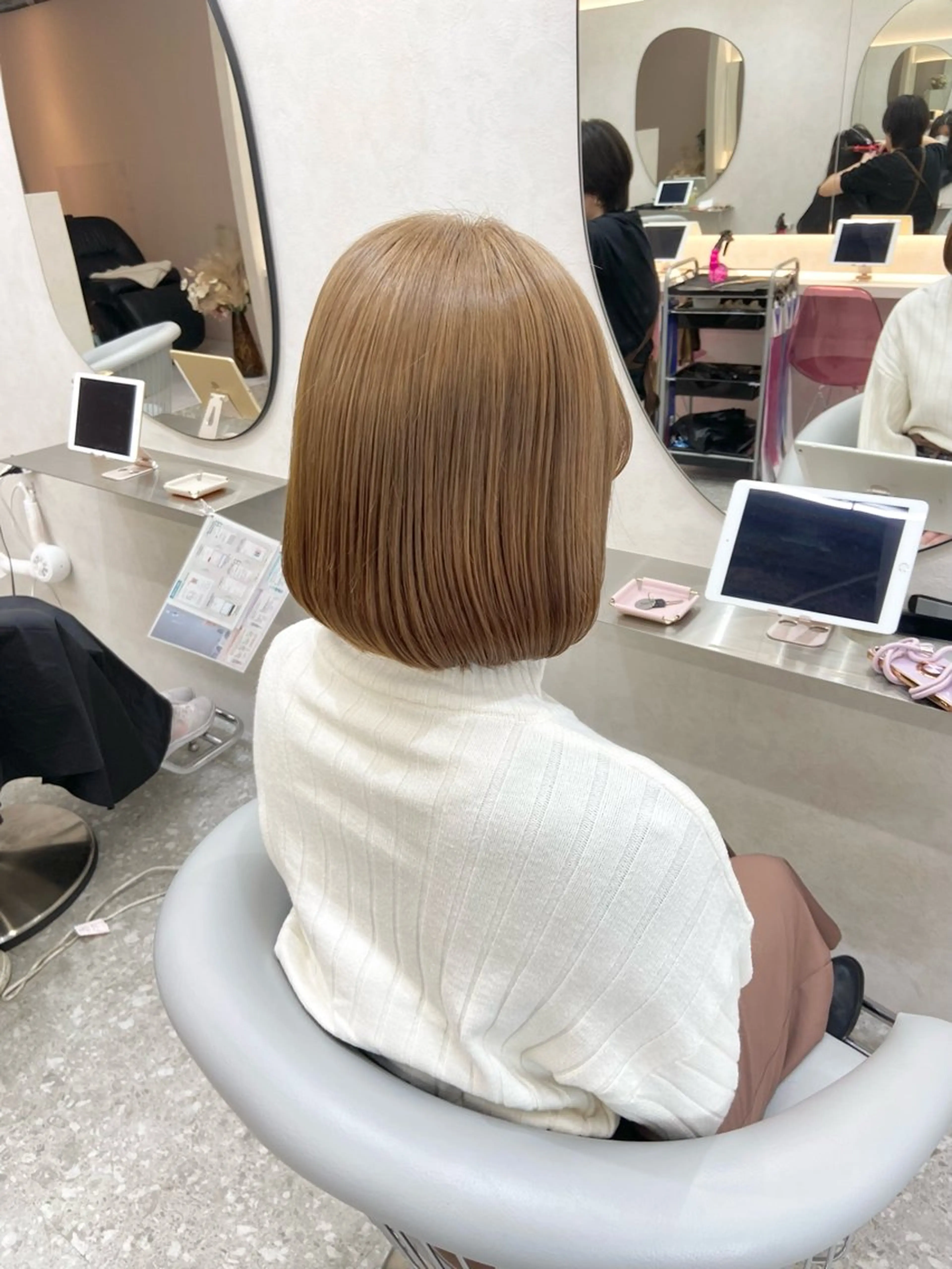 ミディアム カラー ベージュカラー ブリーチ ケアブリーチ ハイトーンカラー ミルクティーベージュ カット ヘアカラー トリートメント 新宿/韓国ヘア 中明度カラー/かやのヘアスタイル