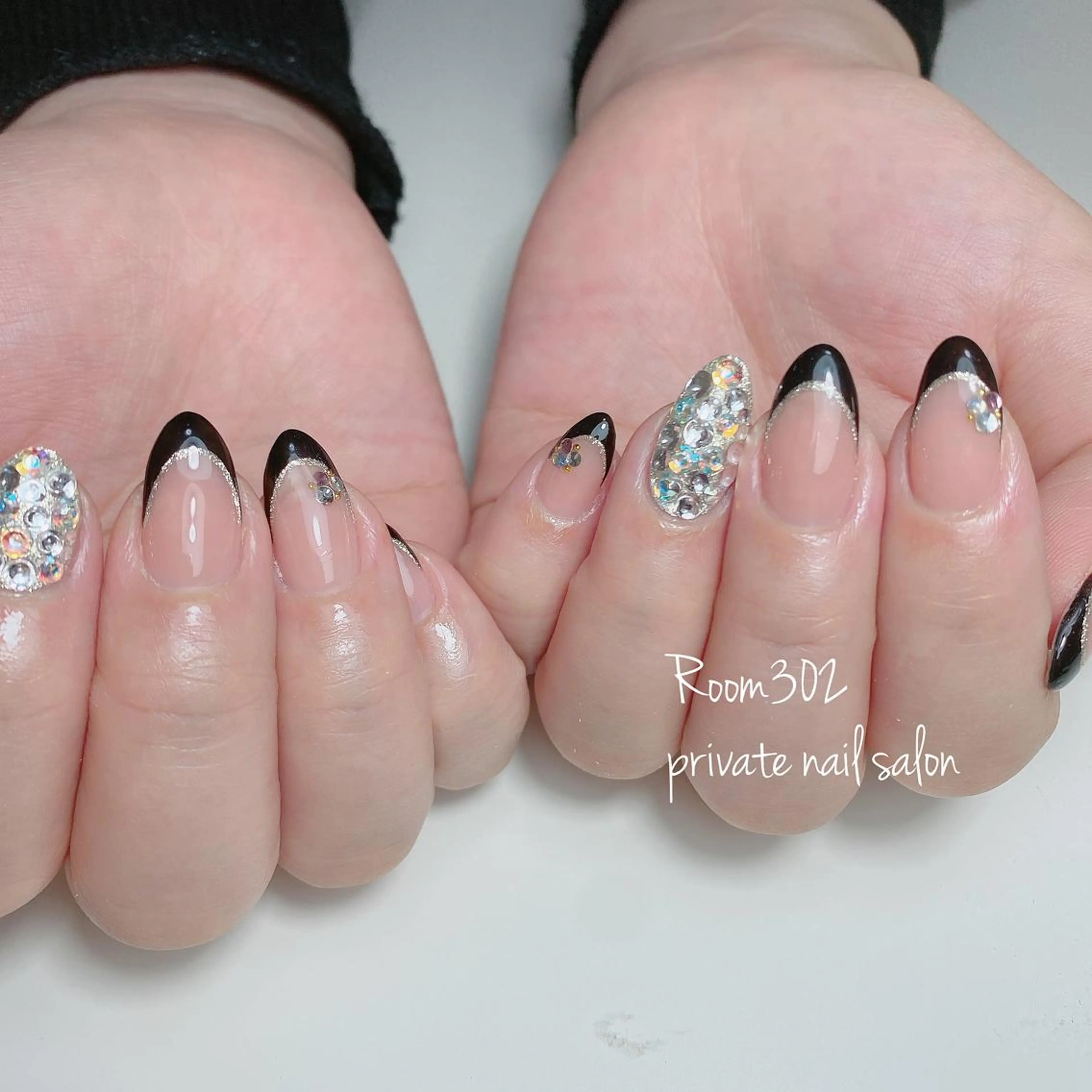 ネイル フレンチネイル ラメ(グリッター) ストーンネイル ハンドネイル Room 302のネイルデザイン
