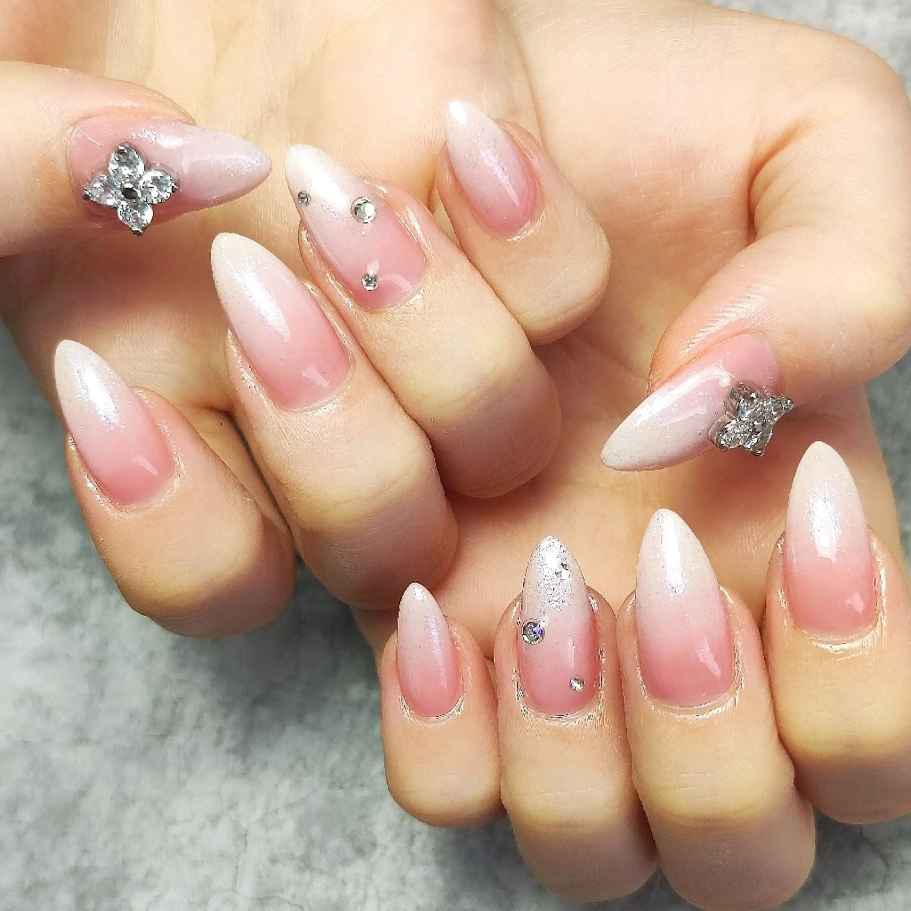 ネイル グラデーション ラメ(グリッター) ラメグラデーション ホワイト ハンドネイル 個人サロン saltnailのネイルデザイン