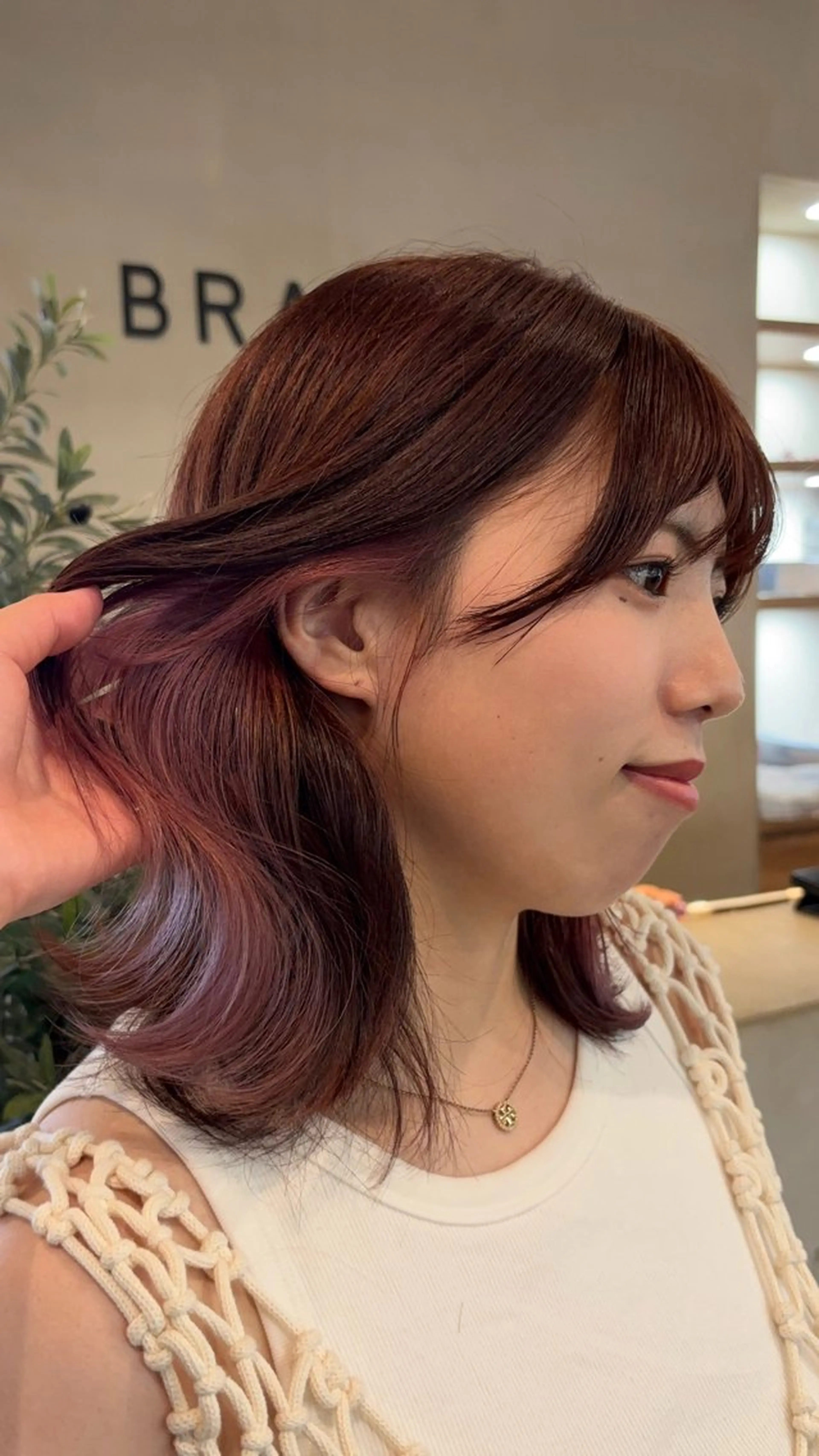 ミディアム カラー ブリーチ インナーカラー ピンクカラー 顔周り小顔カット／ 大人カラー／高木琉菜のヘアスタイル