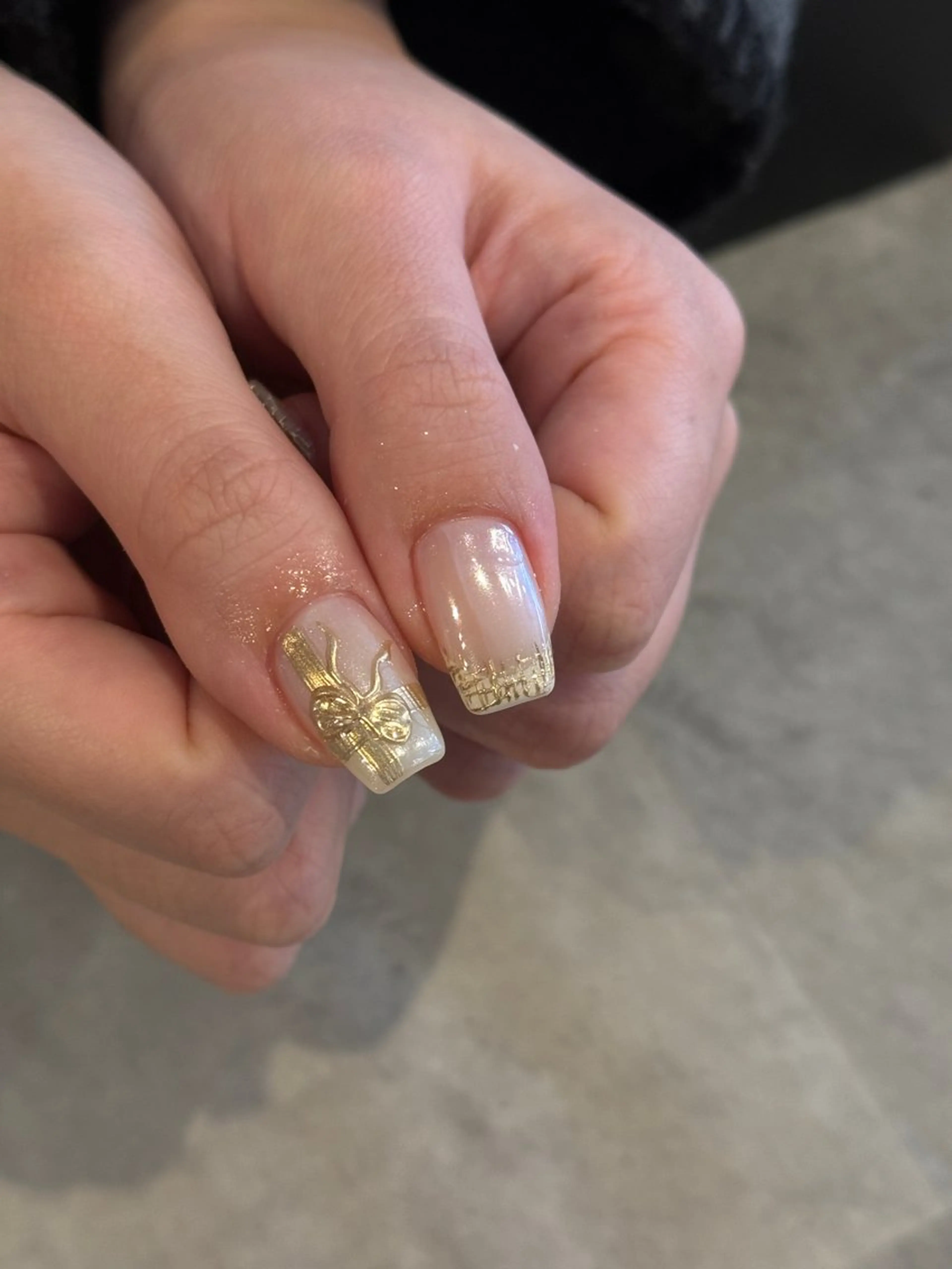 ネイル 持ち込み ニュアンスネイル リボン 冬ネイル クリスマス ハンドネイル ikoi🫧 Kotomiのネイルデザイン