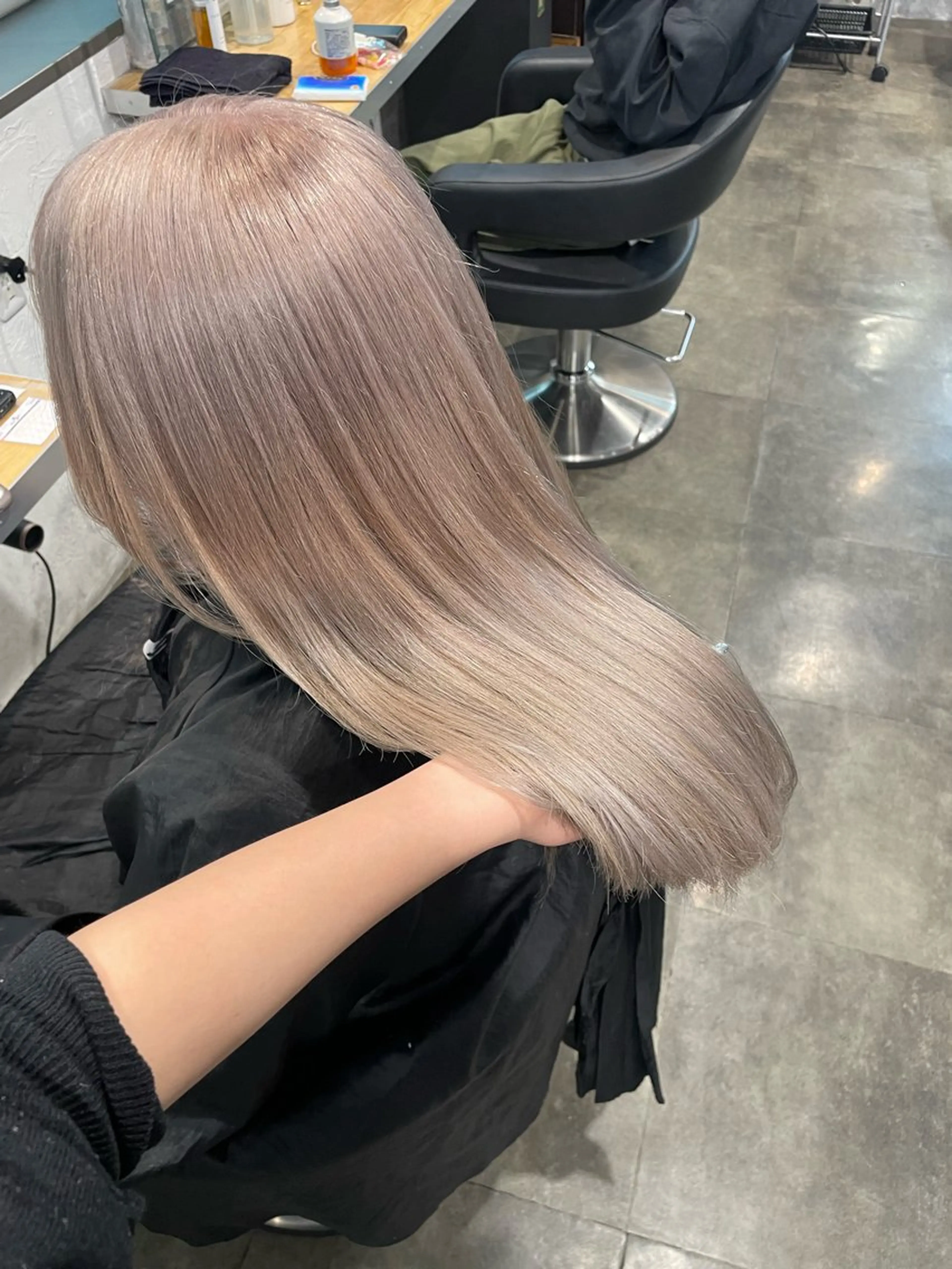 ロング カラー ベージュカラー ブリーチ ハイトーンカラー ミルクティーベージュ ヘアカラー ハイトーンカラー 🦄レイヤーカットのヘアスタイル