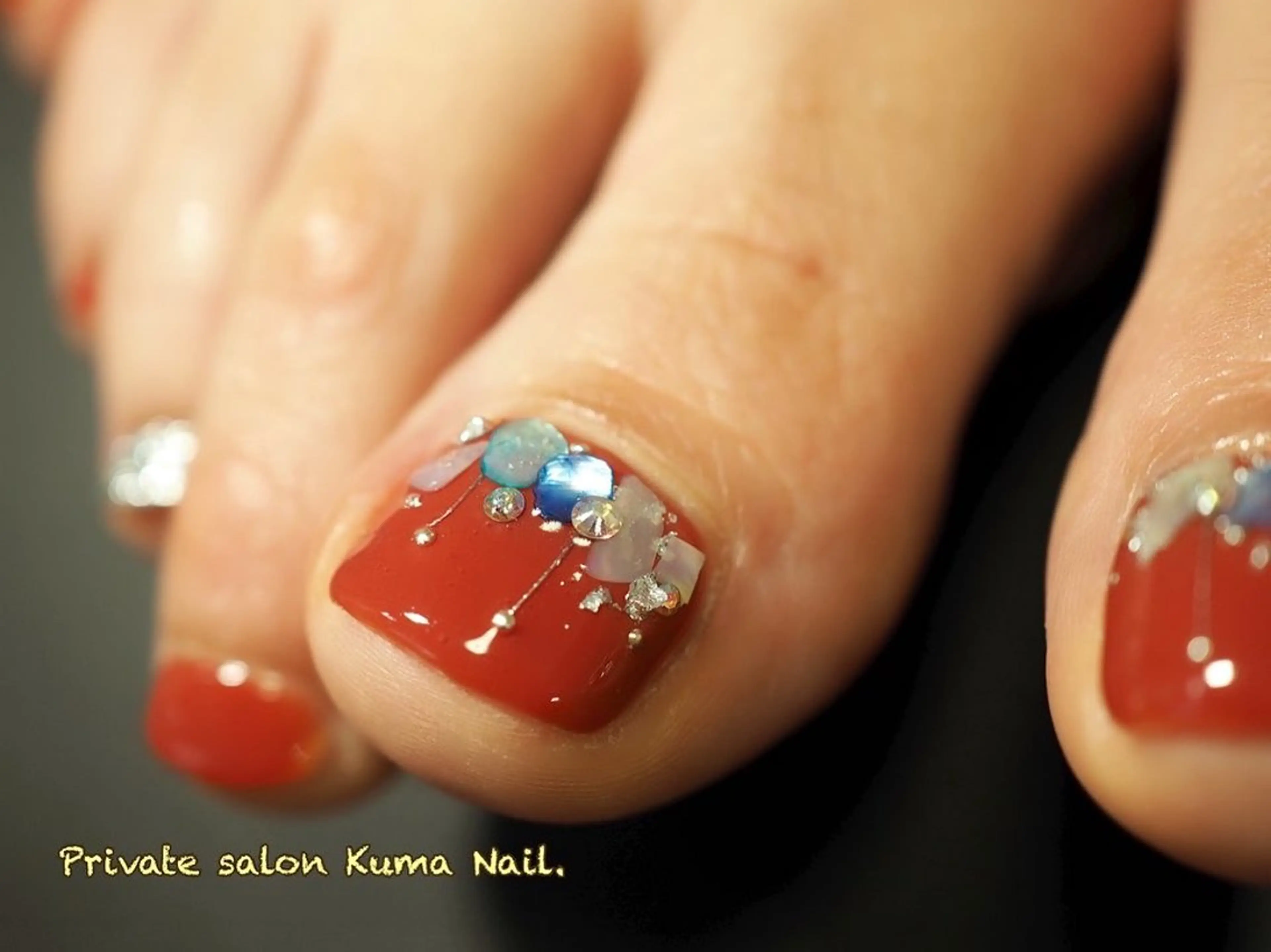 ネイル フットネイル ジェルネイル 赤色 ストーンネイル 藤が丘/守山/長久手 Kuma Nailのネイルデザイン