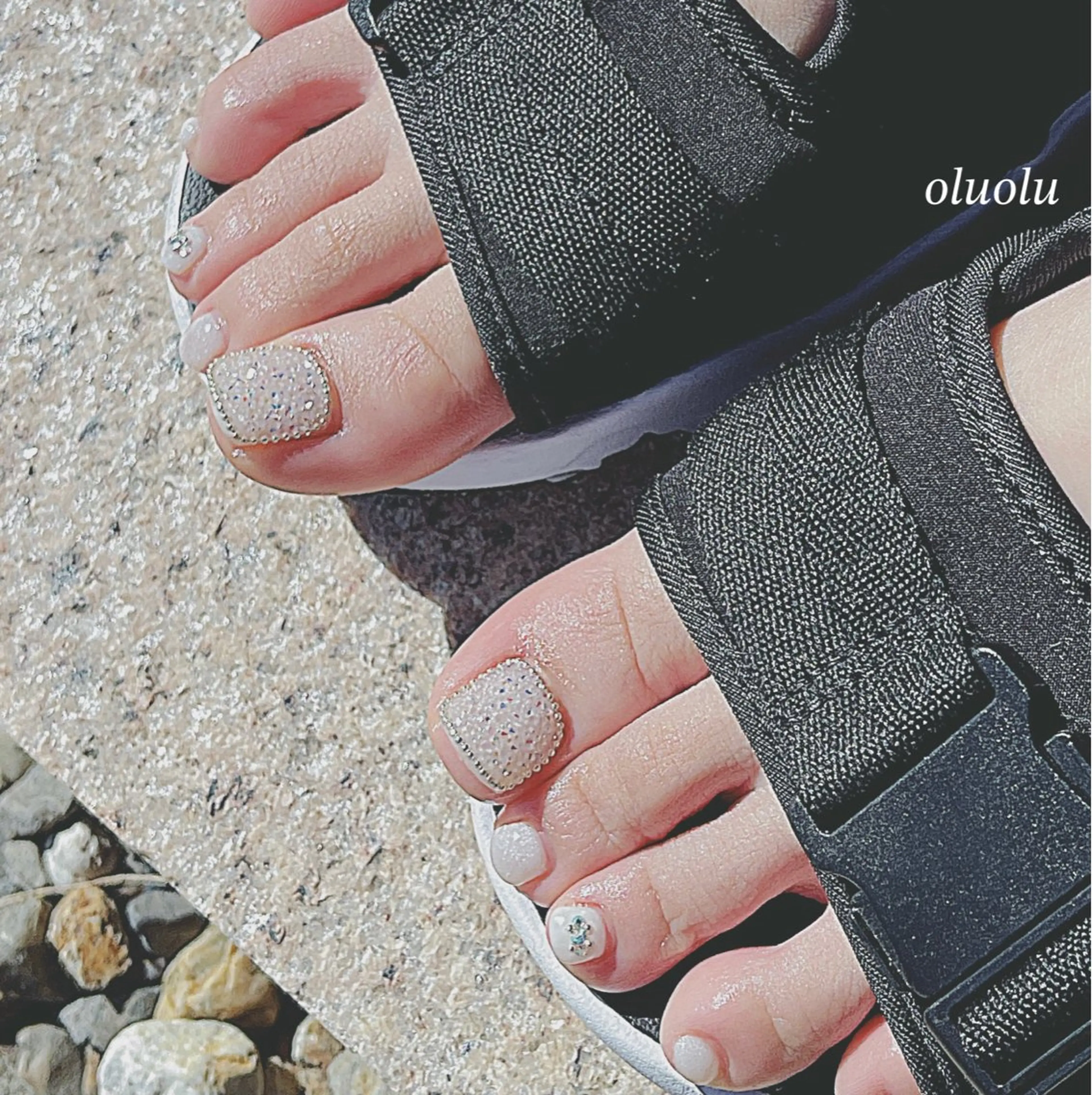 ネイル アートネイル フットネイル キラキラネイル ニュアンスネイル ホワイト フットネイル 大村 紬華のネイルデザイン