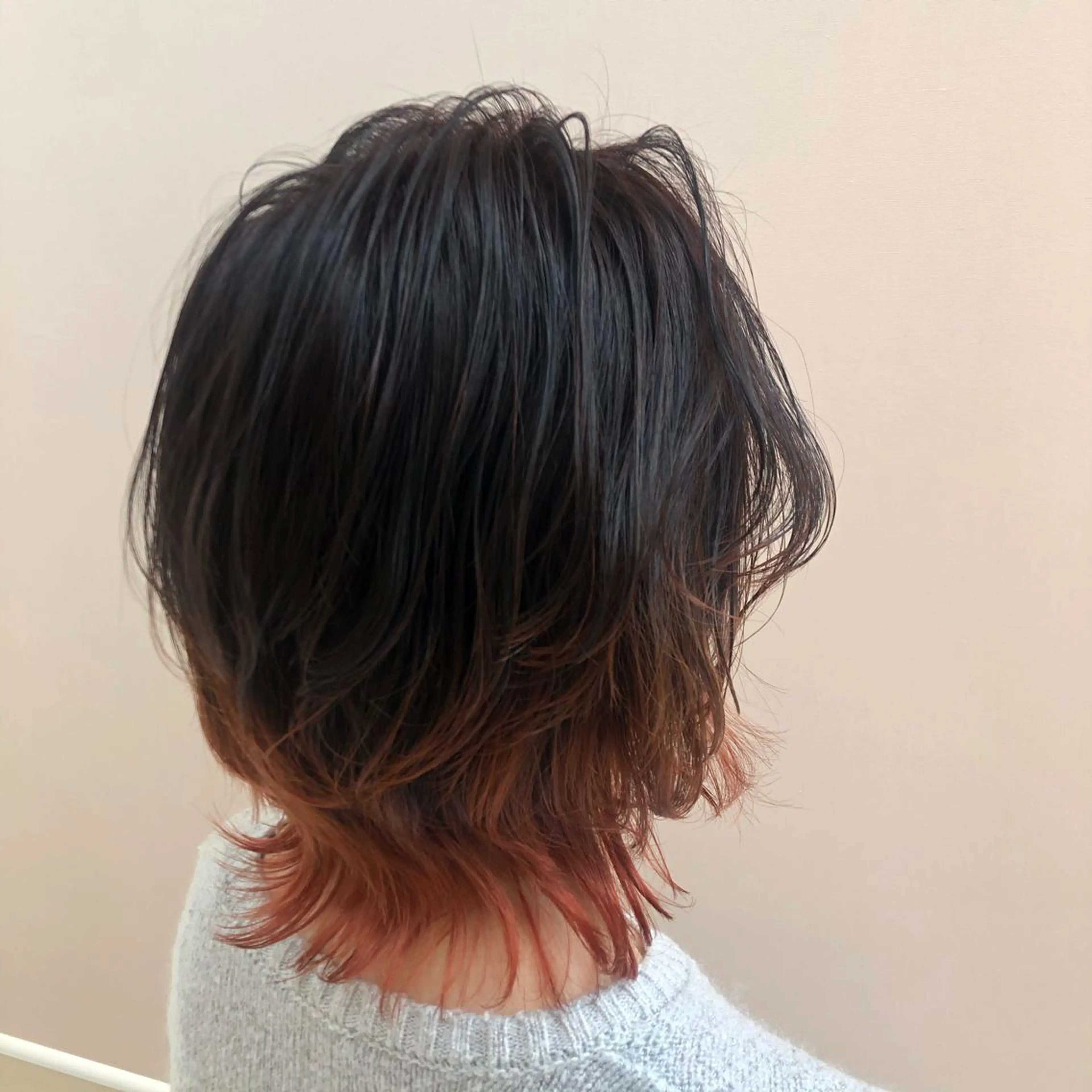 ショート カラー ブリーチ グラデーションカラー ベージュ/インナー カラー🤍Rieのヘアスタイル
