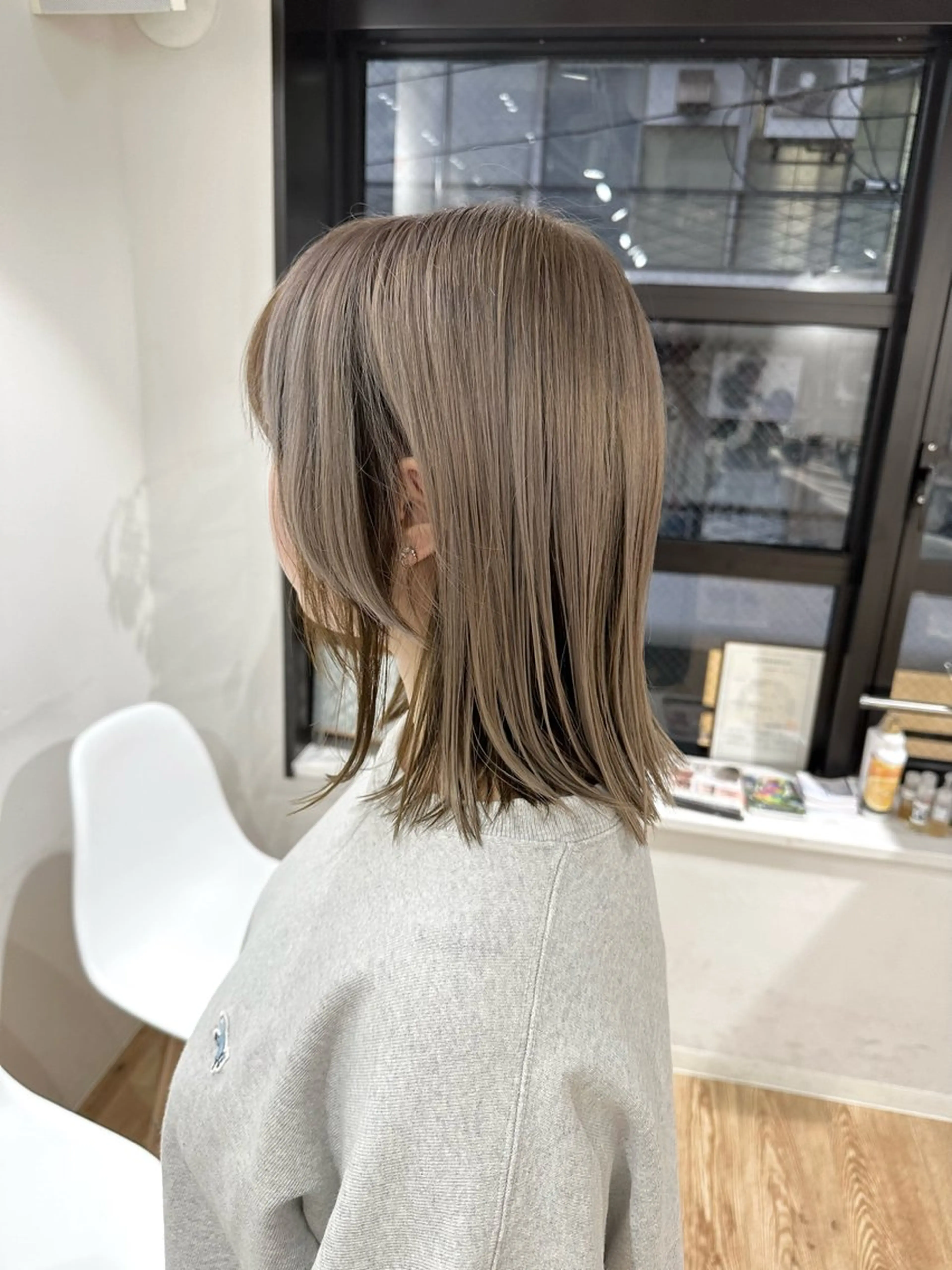 ミディアム カラー ヘアアレンジ ベージュカラー ブリーチ ブラウンカラー 透明感カラー ミルクティーベージュ カット ヘアカラー SALOWIN京都河原町Suite店所属・外国人風レイヤー/ ハイトーンSHUのヘアスタイル