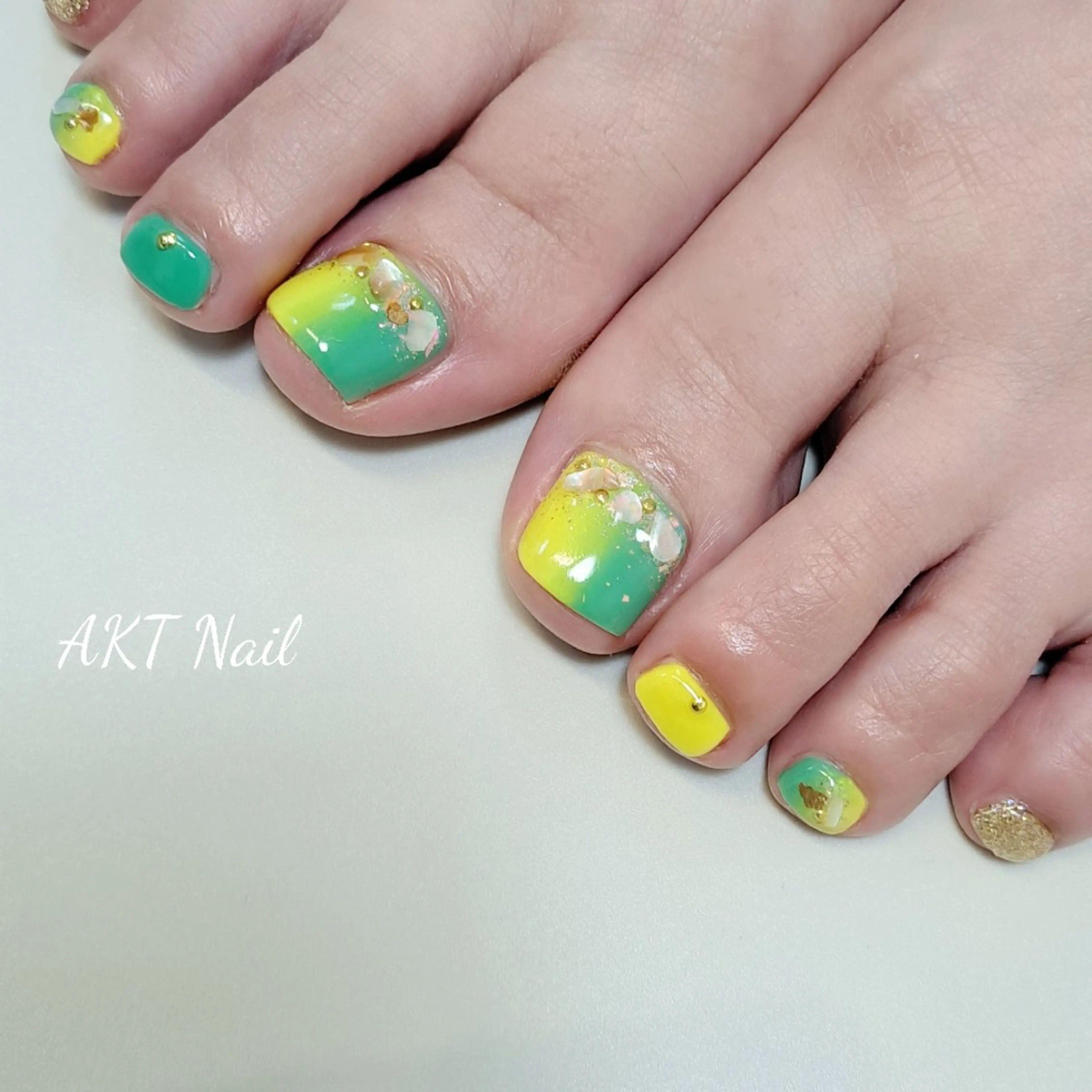 ネイル フットネイル AKT NAIL所属・AKT Beauty ドライヘッドスパのネイルデザイン