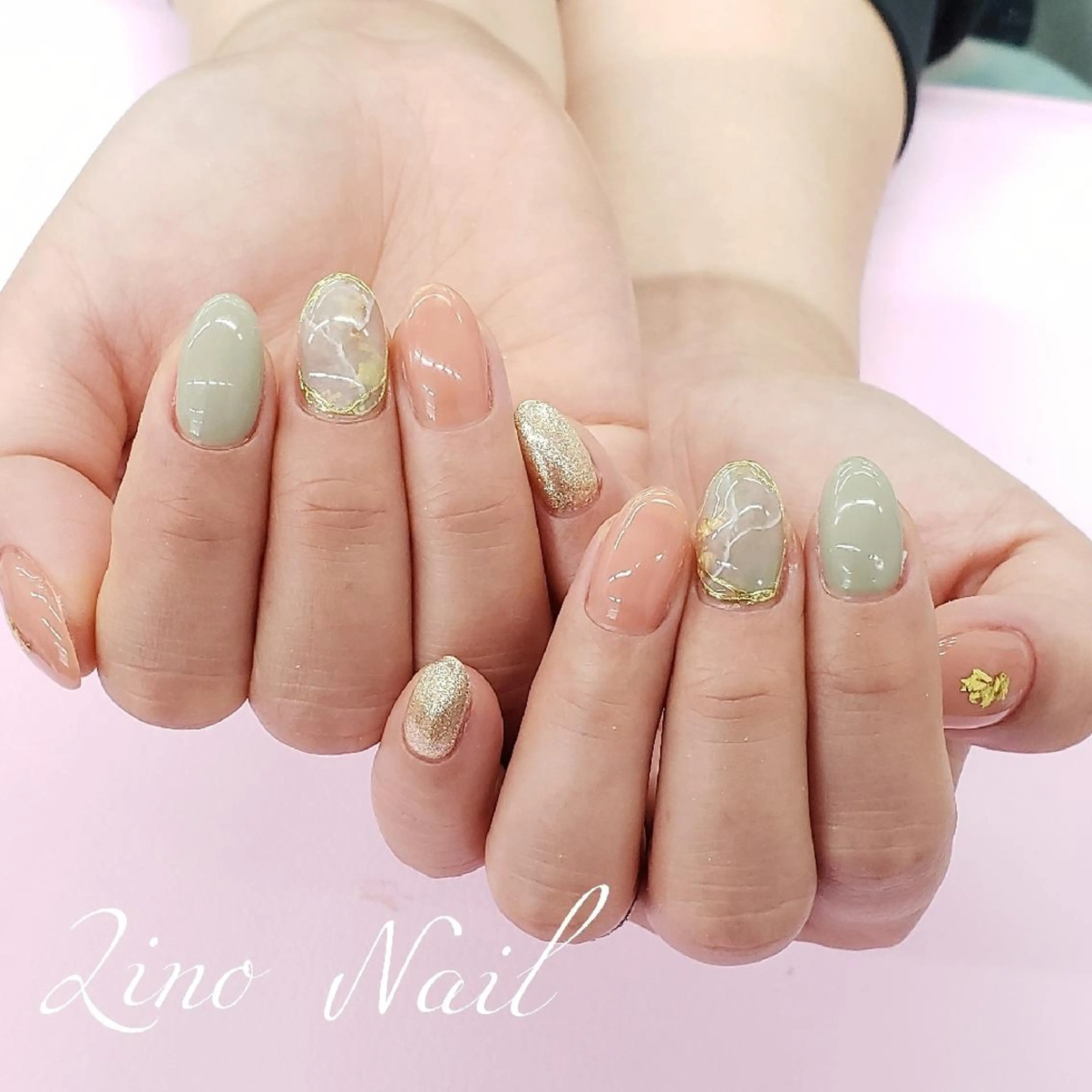 ネイル カジュアル ジェルネイル ゴールド グリーン ラメ(グリッター) ハンドネイル Lino Nailのネイルデザイン