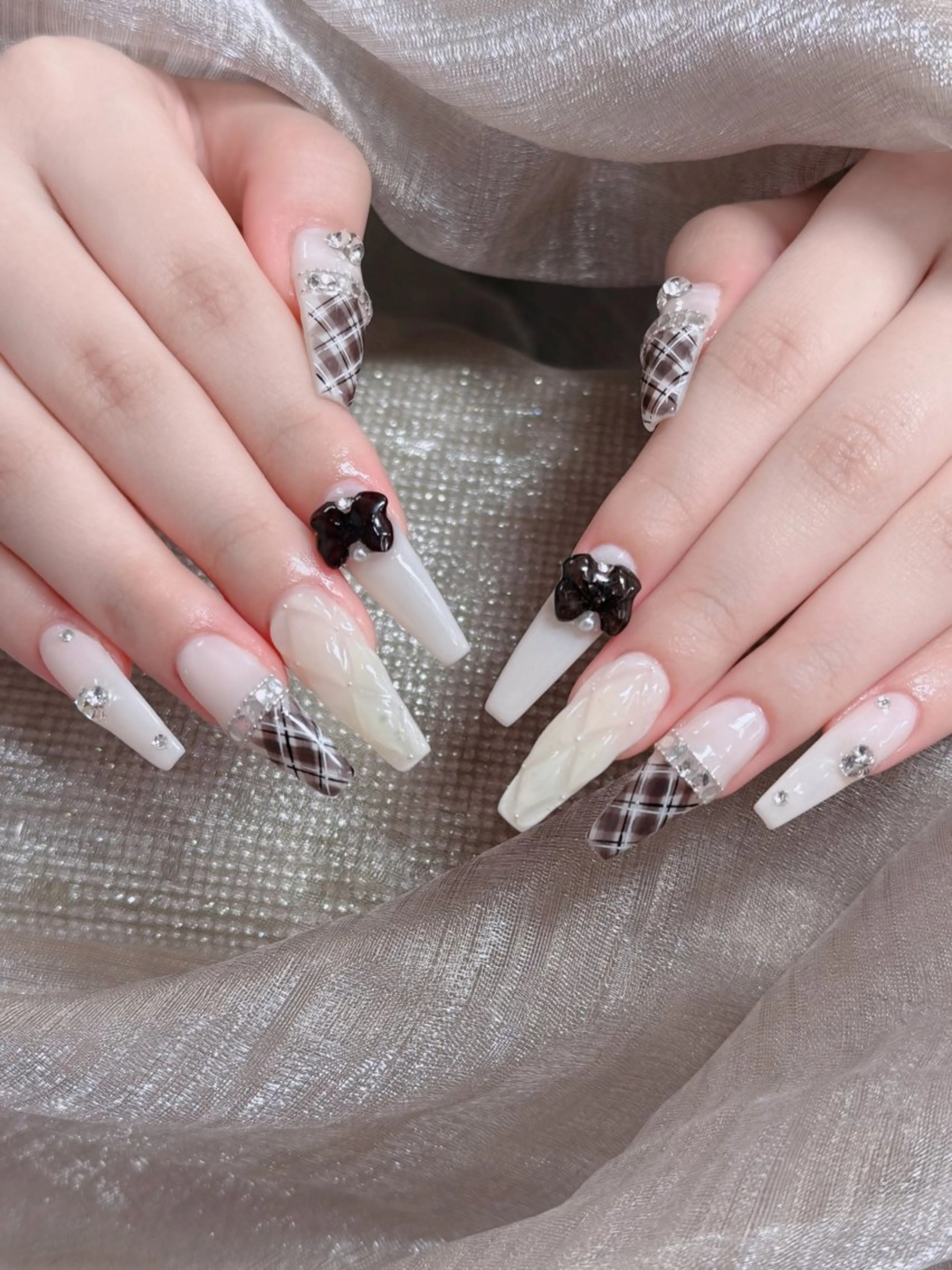 ネイル オーロラネイル フレンチネイル ジェルネイル ハロウィン キラキラネイル ハンドネイル H.baby Nail Salon所属・H.baby Nail Salonのネイルデザイン