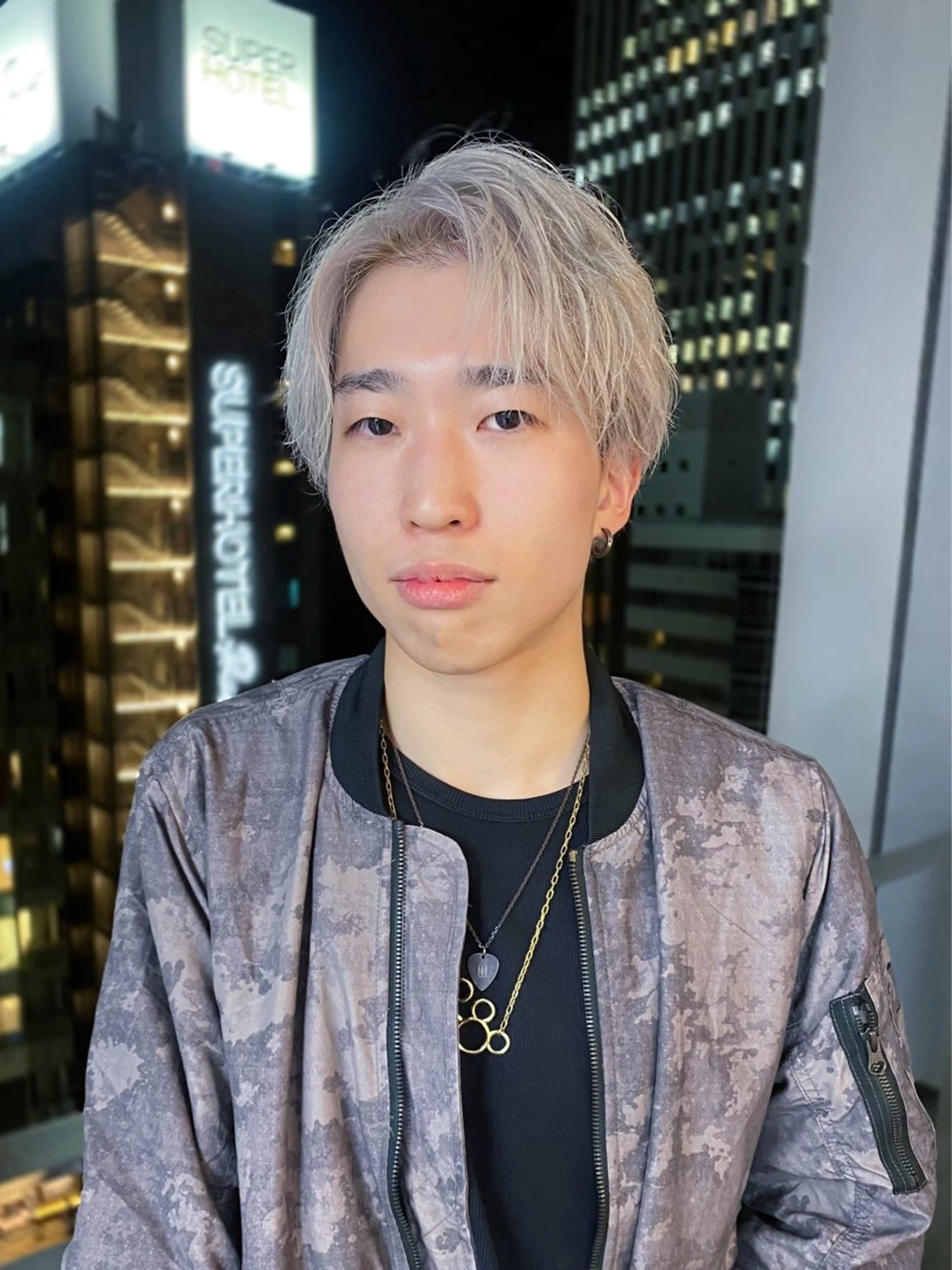 カラー メンズ メンズブリーチ センターパート ブリーチ ケアブリーチ シルバー カット ヘアカラー トリートメント k.e.y銀座店所属・安藤幹人 メンズカット/パーマのヘアスタイル