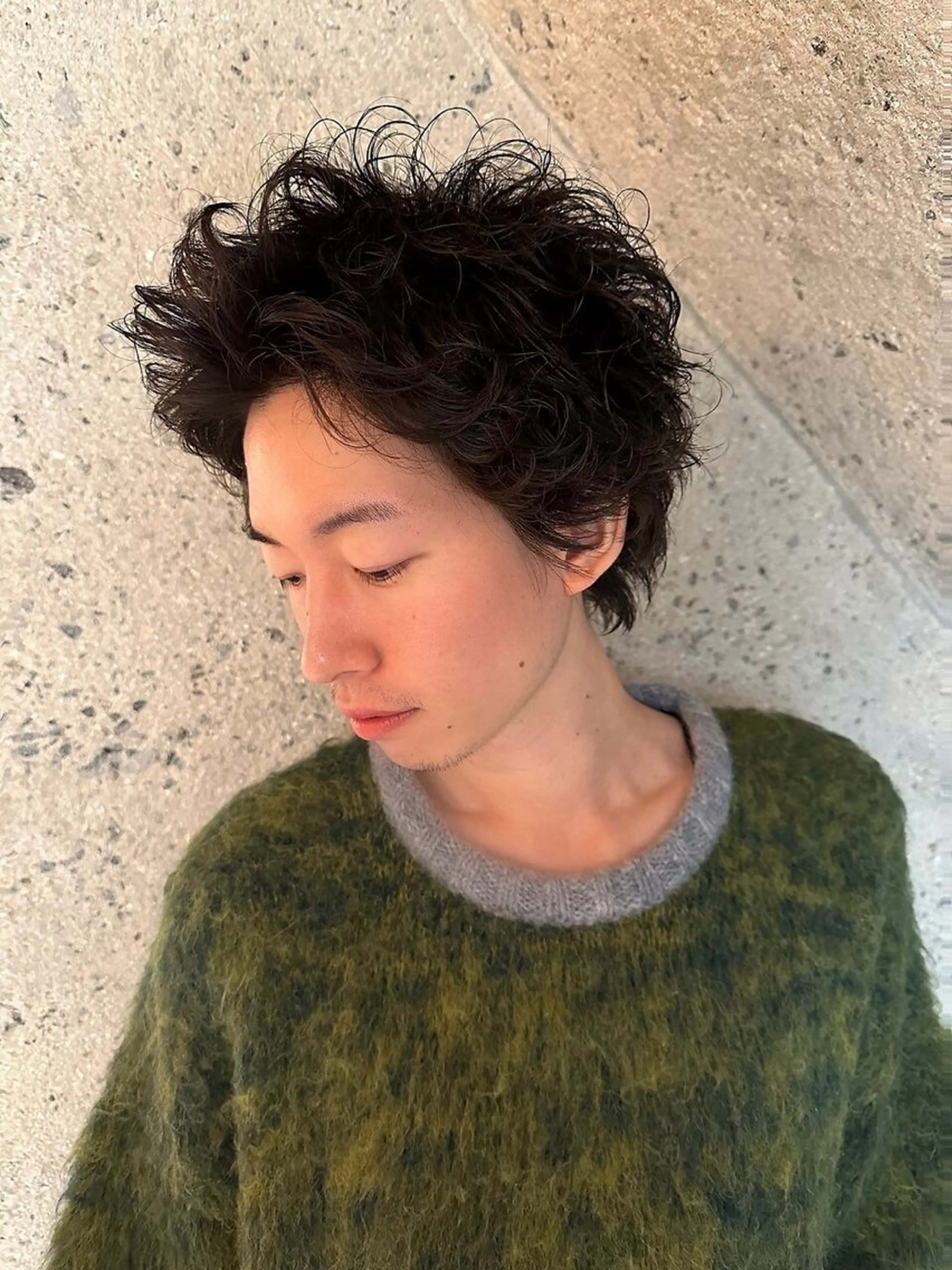 ショート パーマ メンズ センターパート メンズパーマ ツイストスパイラルパーマ メンズウルフカット 外国人風カラー カット ヘアカラー トリートメント メンズサロン FLICK所属・メンズサロン FLICKのヘアスタイル