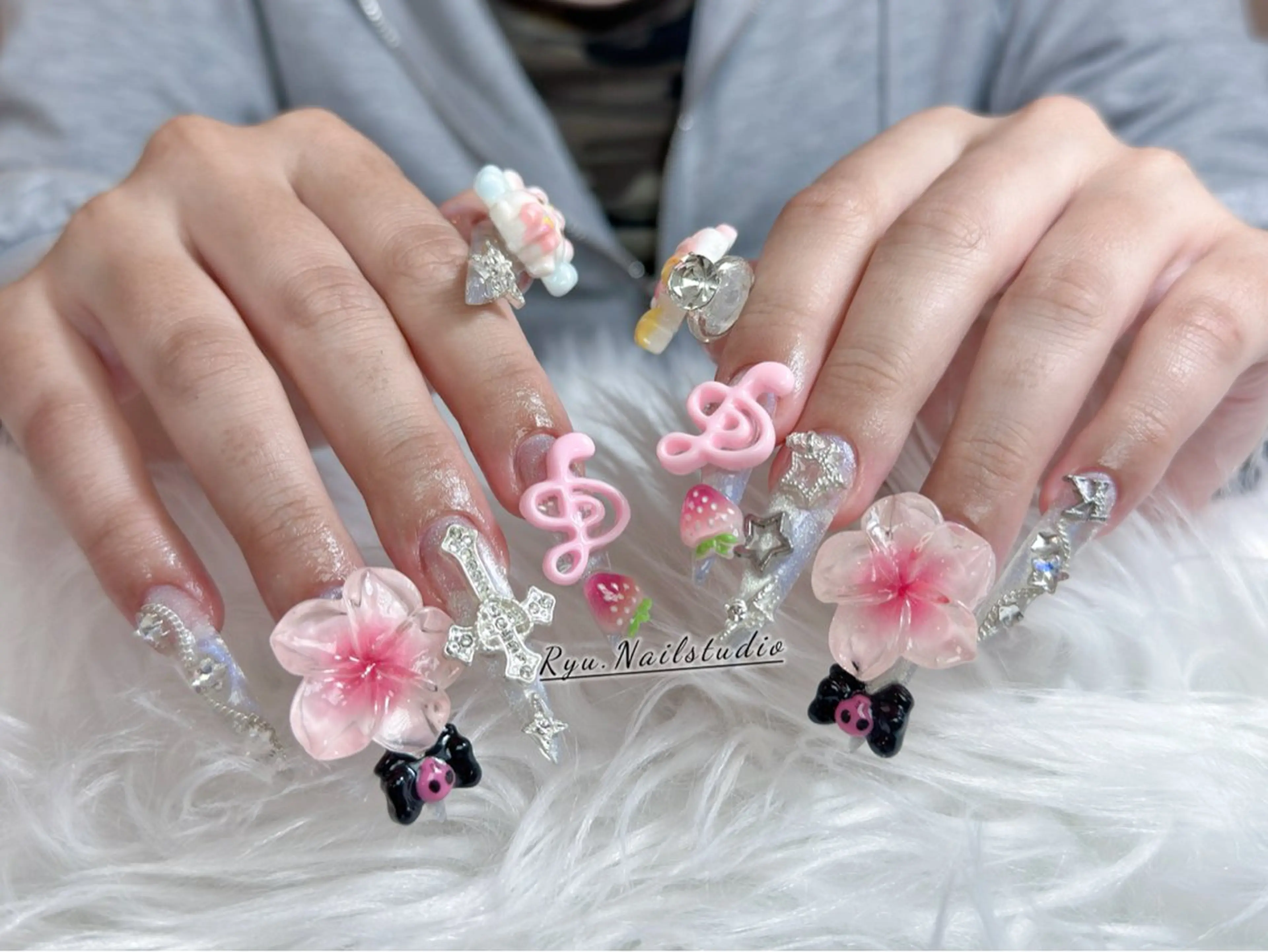 ネイル アートネイル ジェルネイル キラキラネイル ミラーネイル ニュアンスネイル ハンドネイル Ryu Nail Studio所属・Ryu Nail Studioのネイルデザイン