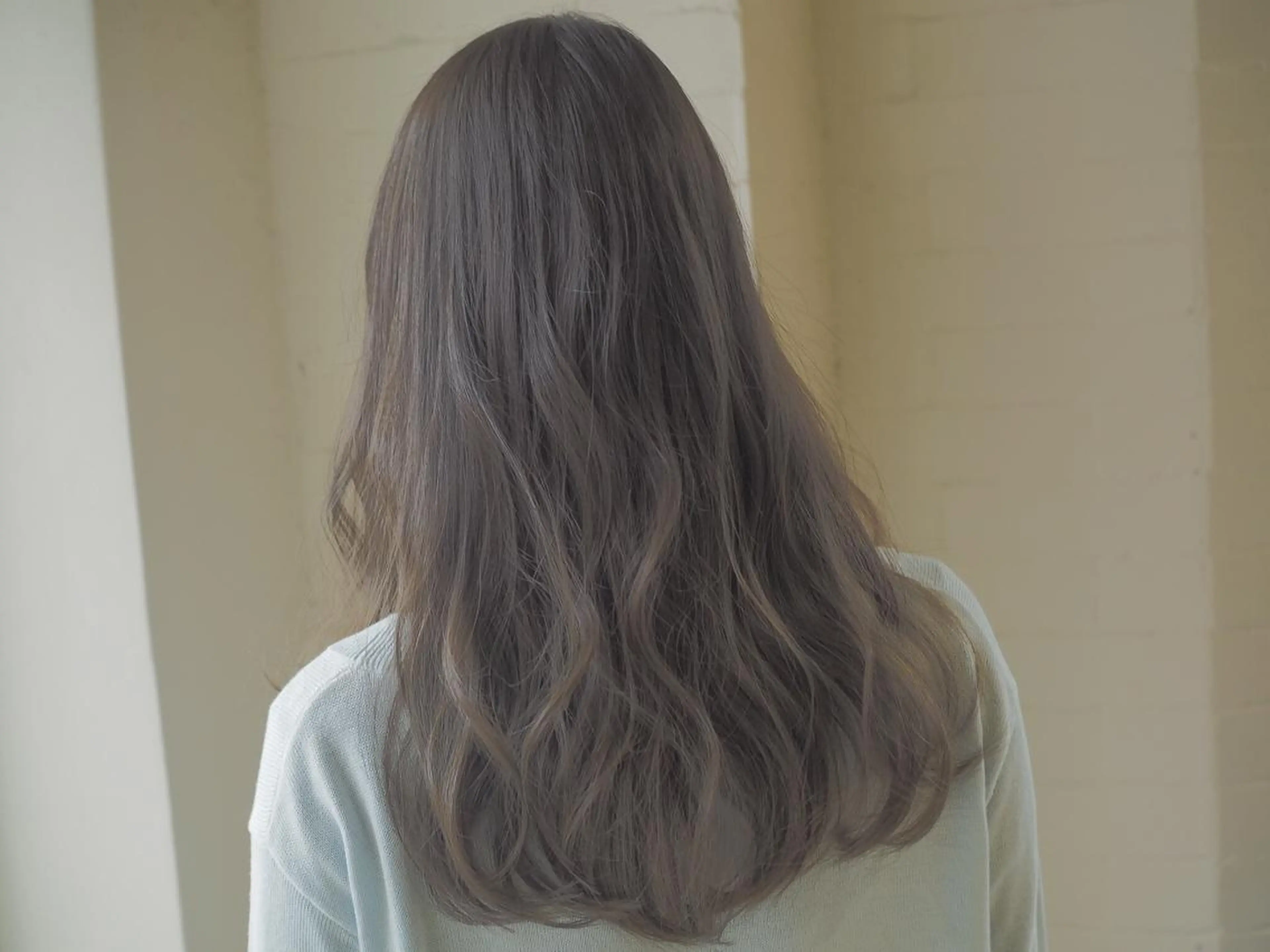 ロング カラー パーマ ヘアアレンジ メンズ 透明感カラー メンズハイトーン メンズバレイヤージュのヘアスタイル