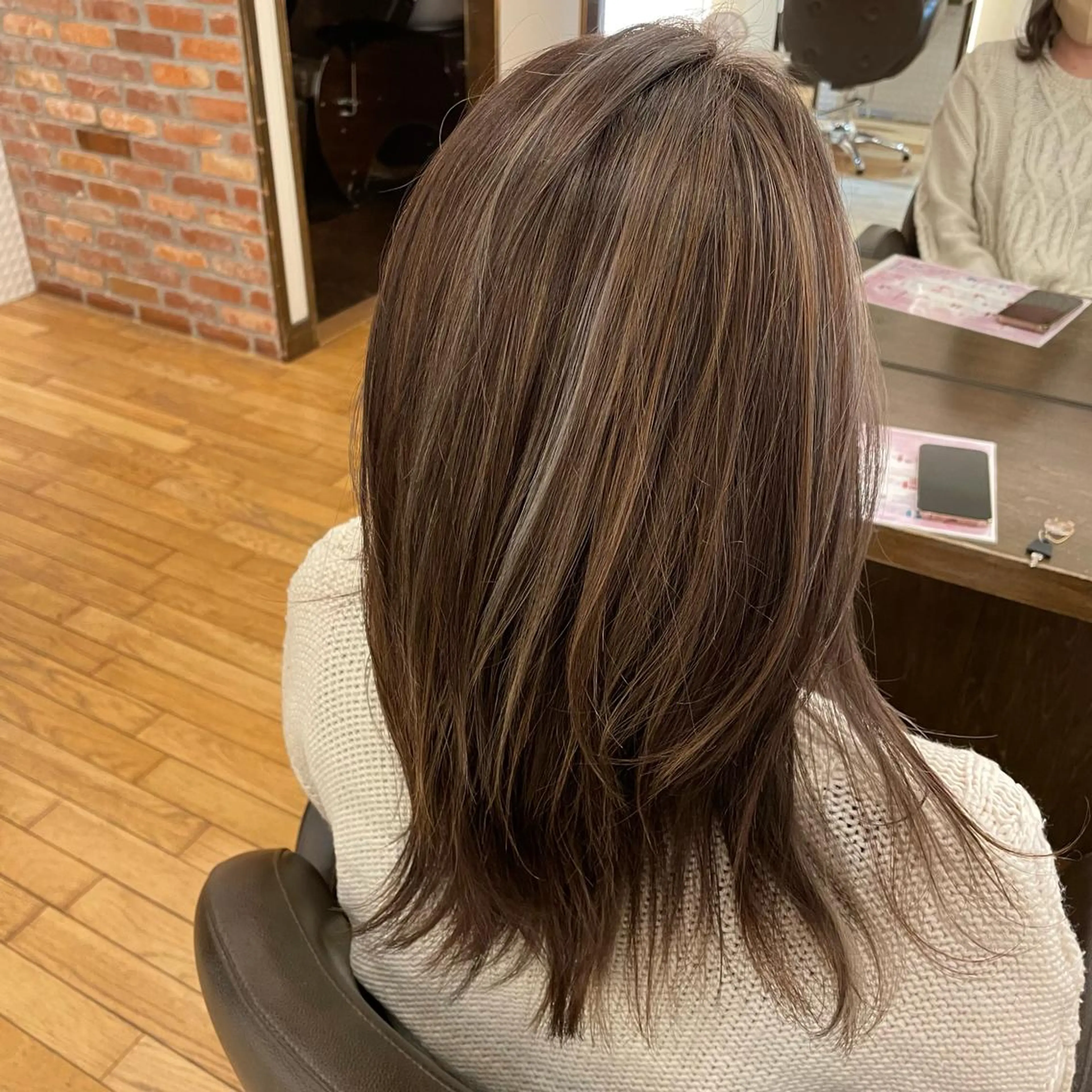 ミディアム ハイライト かきあげバング 濱口 由華のヘアスタイル