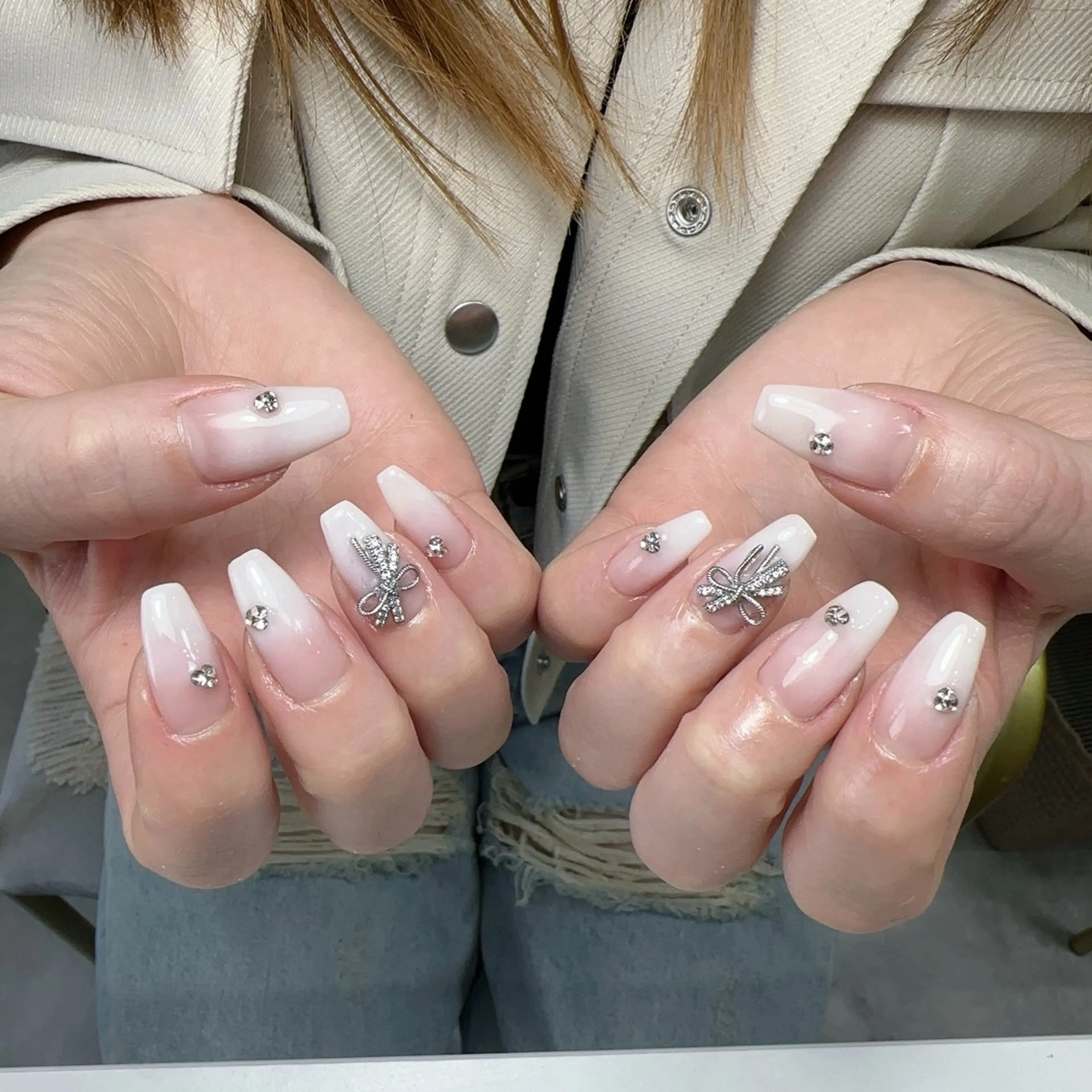 ネイル グラデーション 韓国ネイル リボン ワンホンネイル ホワイト ハンドネイル ハンドケア 🫧M. nailsのネイルデザイン