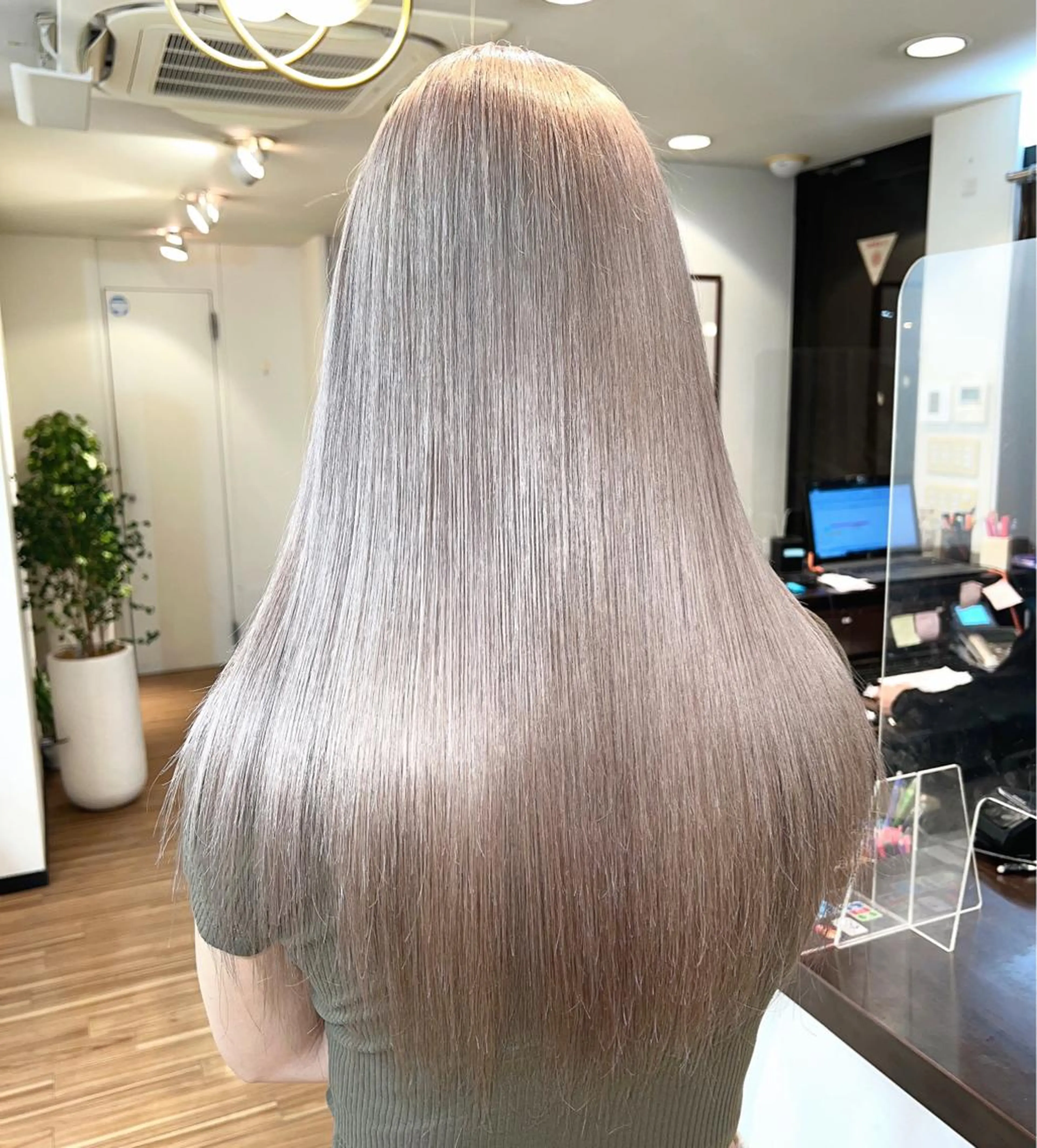 ロング カラー ブリーチ グレージュ ANKH CROSS 新宿店所属・色ムラ修正の神様 新宿ハイトーンかすみのヘアスタイル