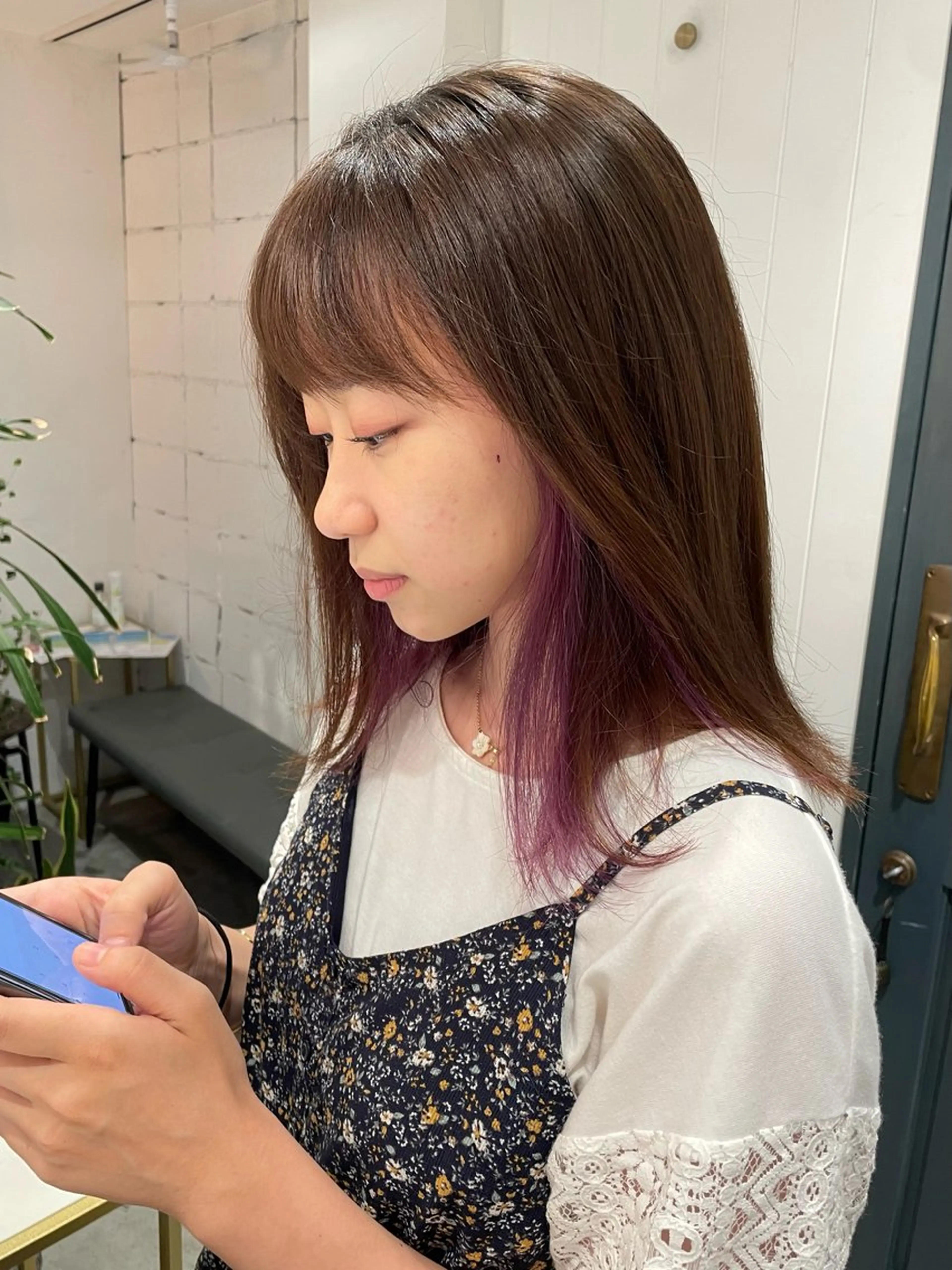 ミディアム カラー インナーカラー ピンクカラー パープルカラー 石川 優奈のヘアスタイル