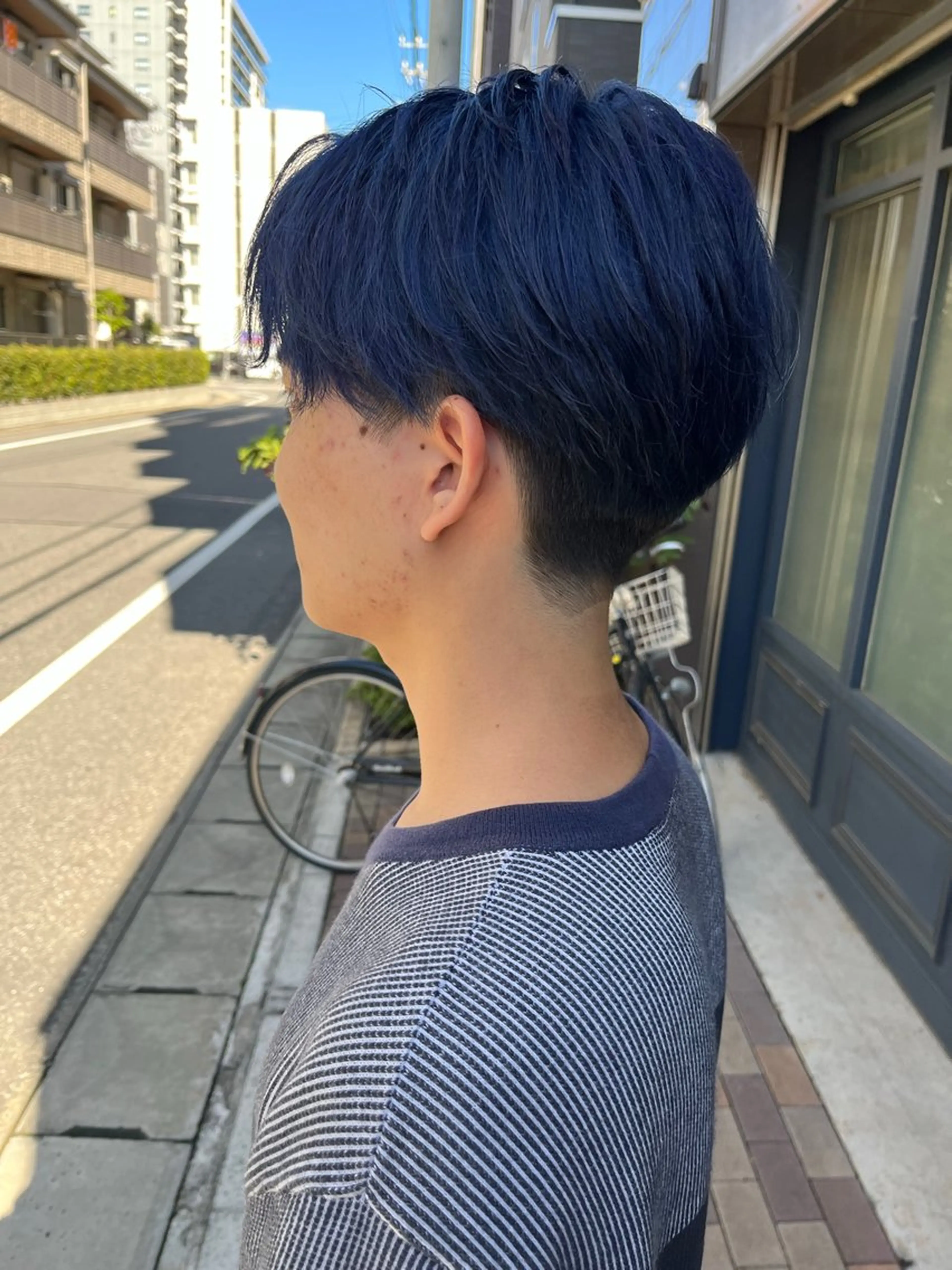 カラー メンズ センターパート 刈り上げ ブルーカラー ネイビーカラー カット ヘアカラー トリートメント rawr hair rim所属・rawr hair rimクリハラシュウのヘアスタイル