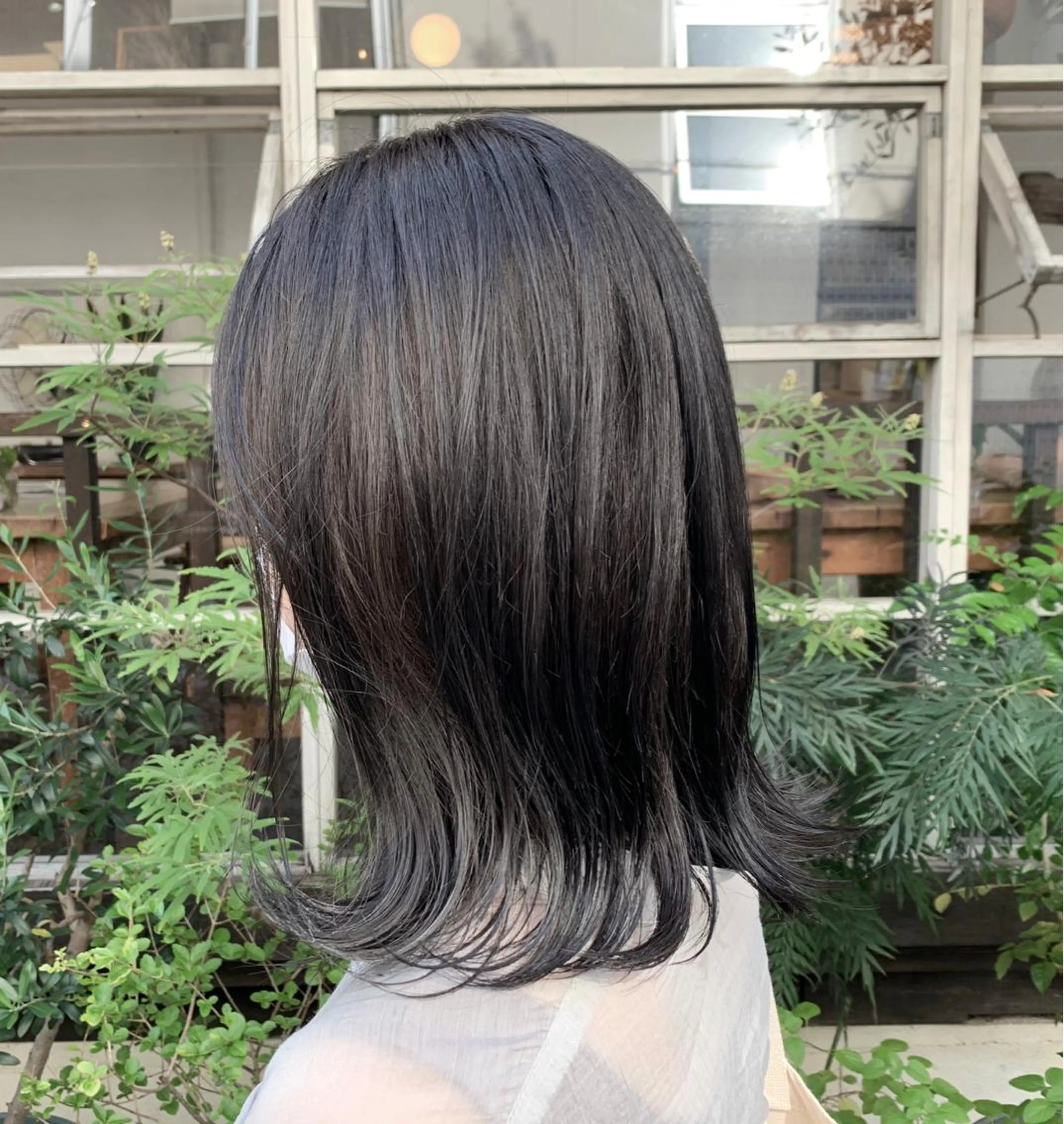 ミディアム カラー グレージュ シルバー シルバーグレージュ ボブ 外ハネヘア カット ヘアカラー トリートメント LEB所属・下河 宗太のヘアスタイル