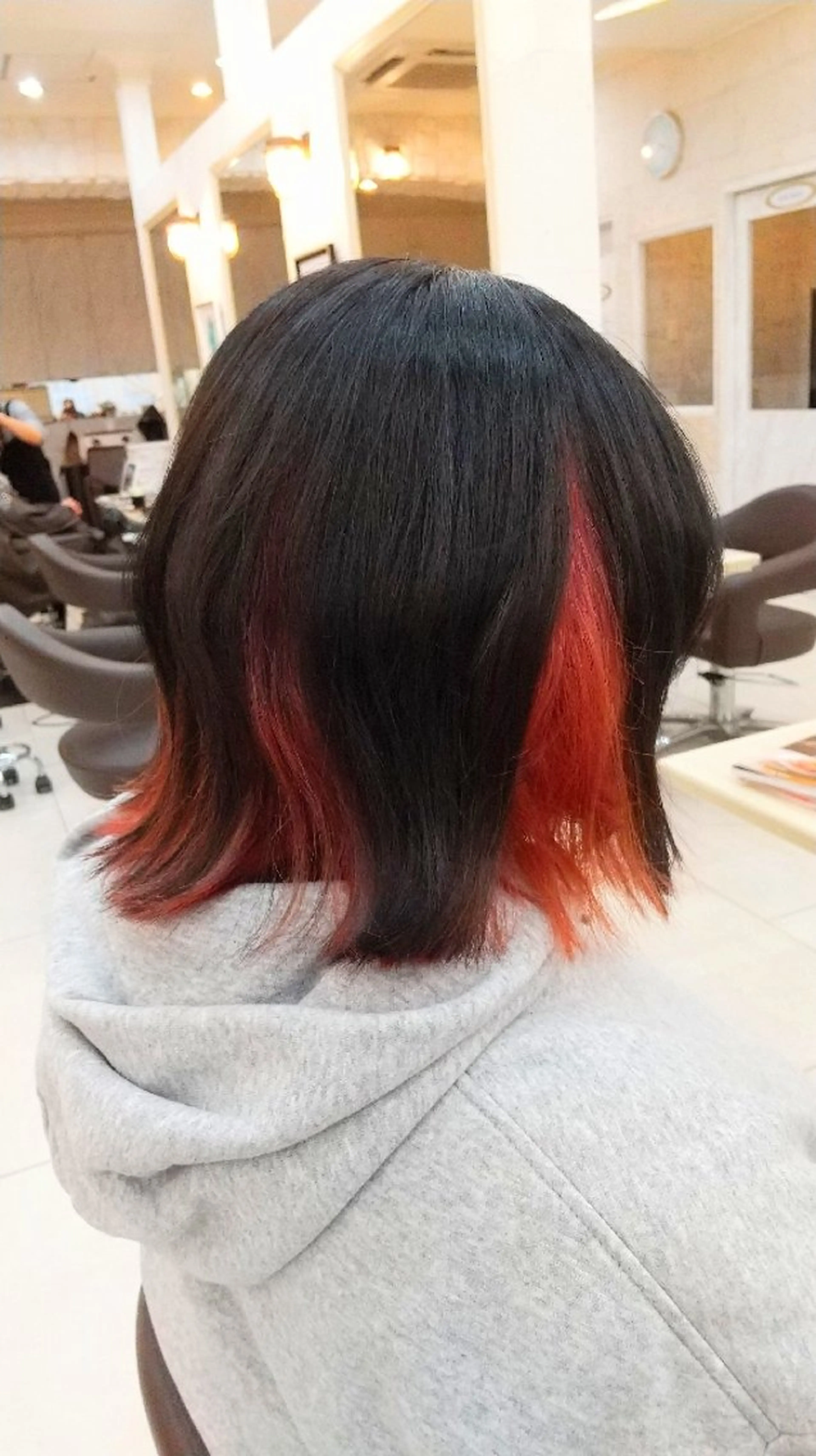ミディアム カラー ブリーチ ブラウンカラー インナーカラー レッドカラー 外ハネヘア 小林暢🌟Orque 髪質改善サロン🌙のヘアスタイル