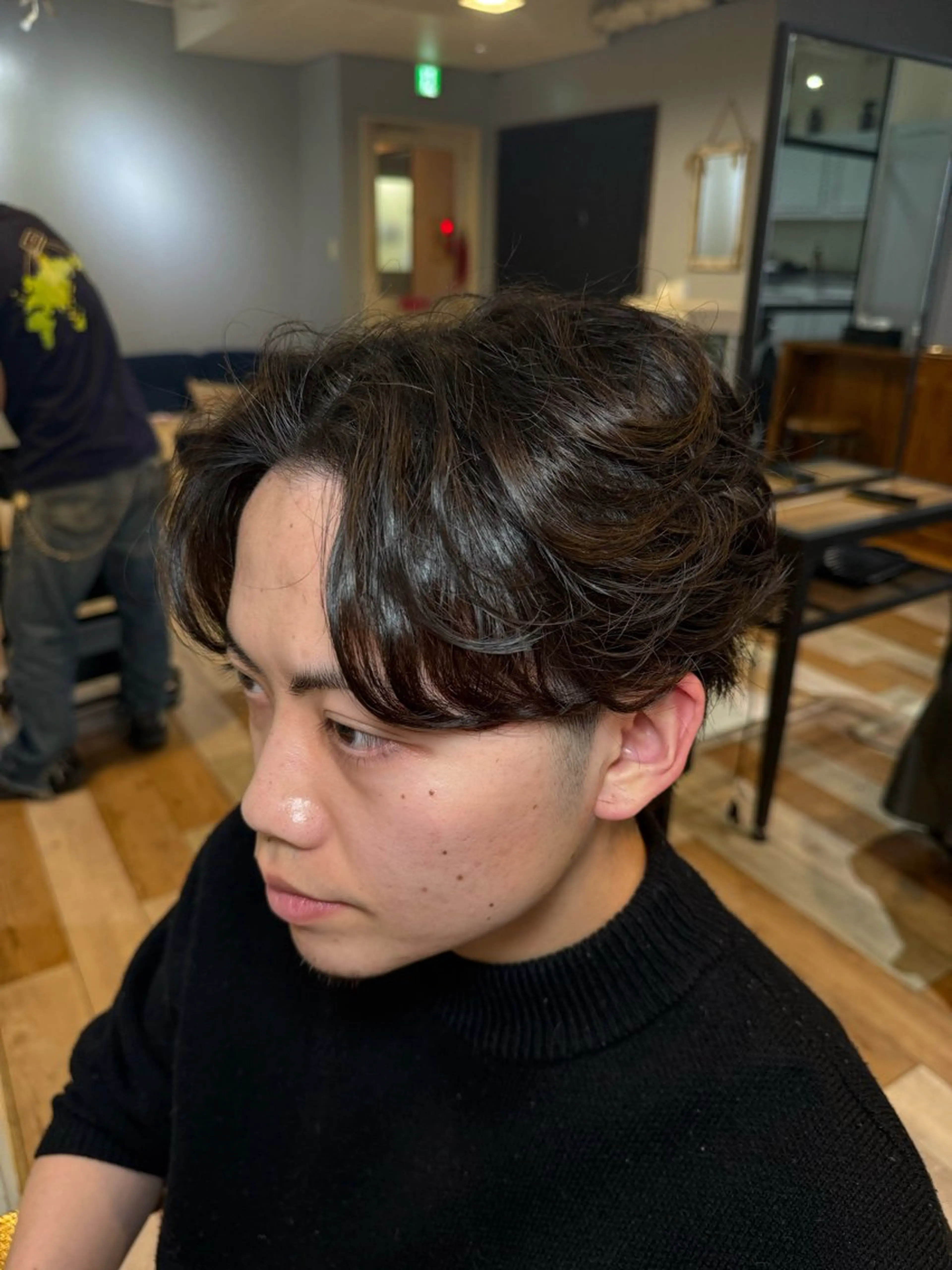 ショート カラー パーマ メンズ センターパート フェザーパーマ メンズパーマ ブラウンカラー ケアカラー カット ヘアカラー パーマ メンズカット/パーマ 艶カラーTAIGA︎のヘアスタイル