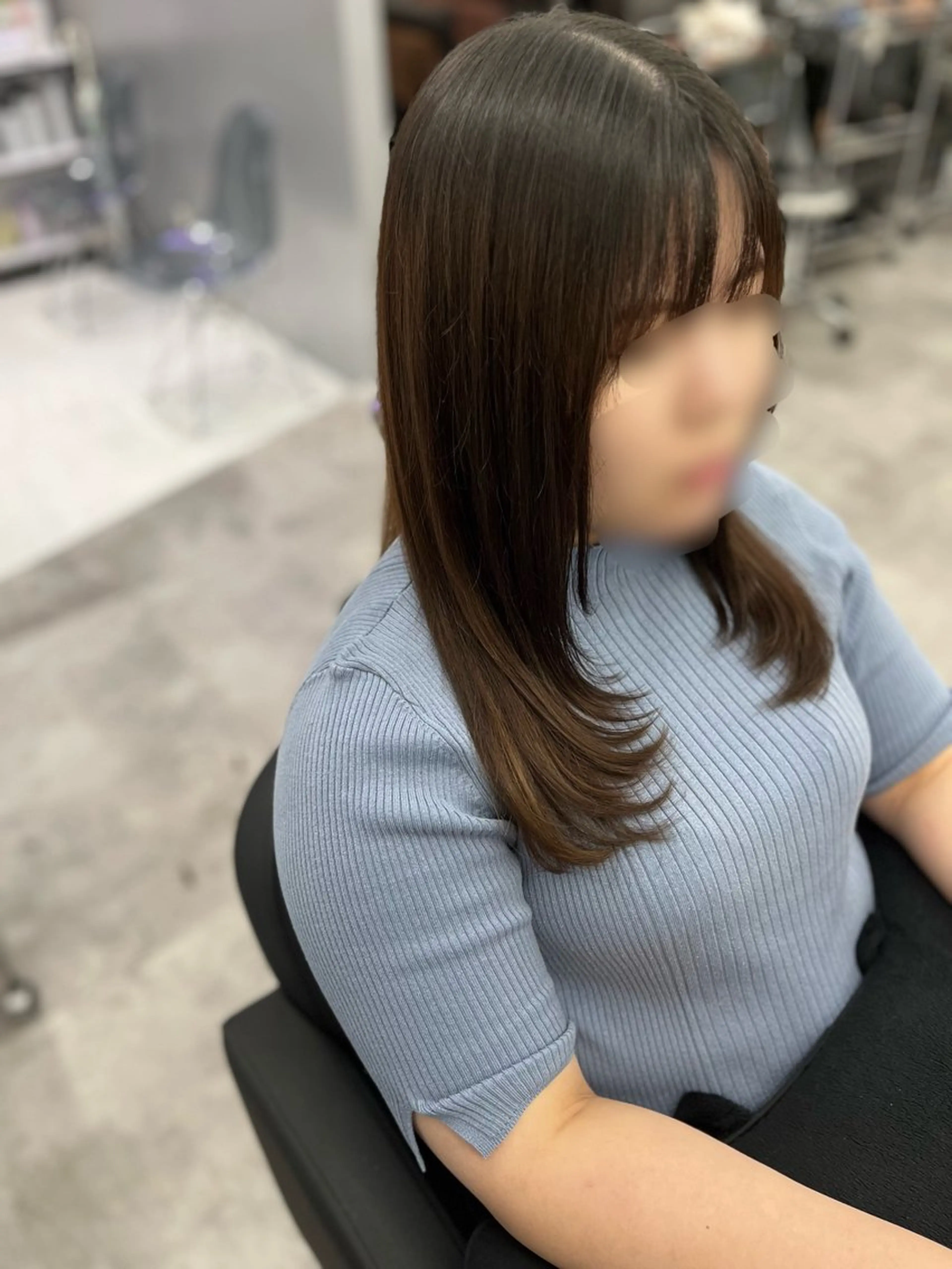 セミロング カット 嶌津 明依のヘアスタイル