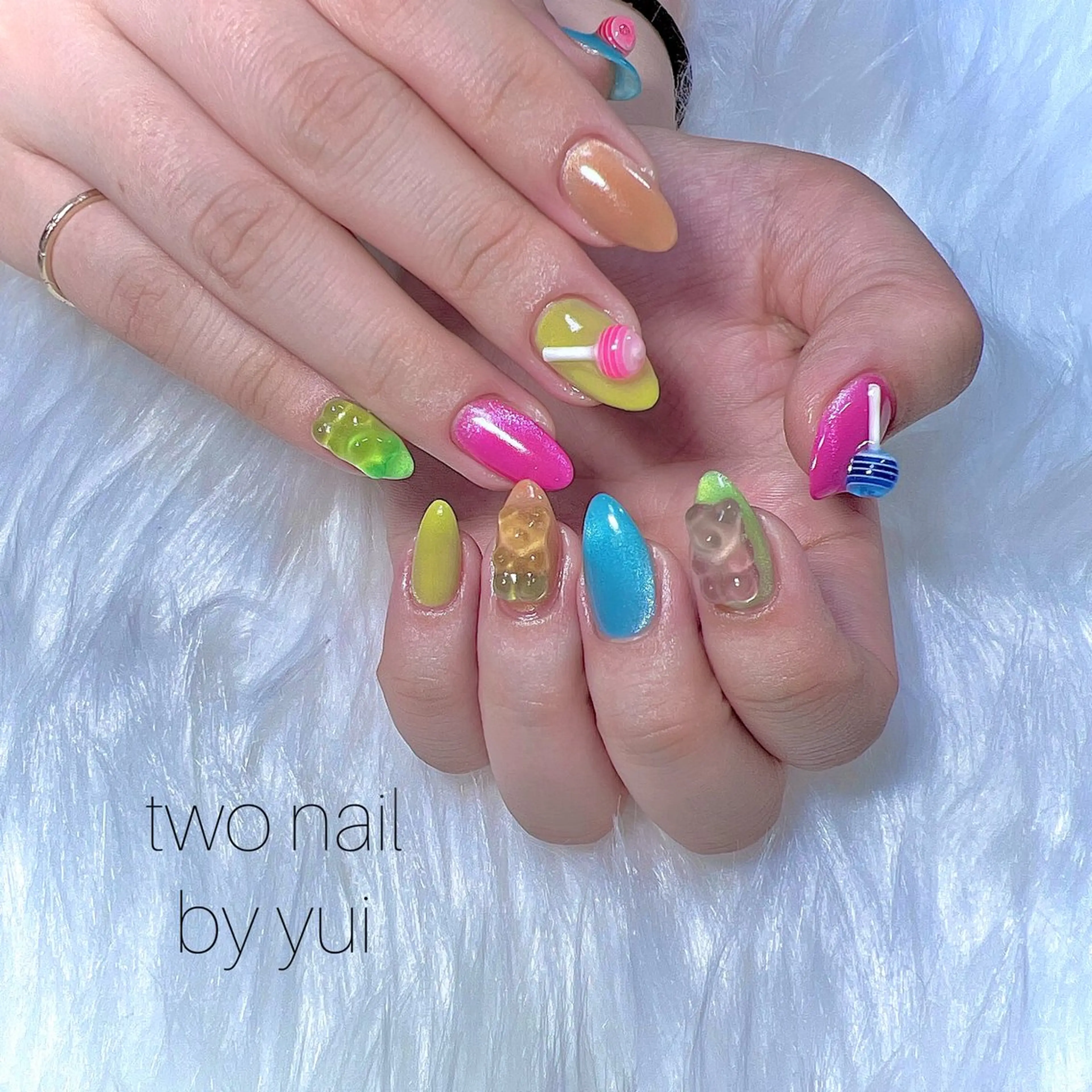 ネイル キラキラネイル マグネットネイル ネイルチップ ホワイト ハンドネイル two nailのネイルデザイン