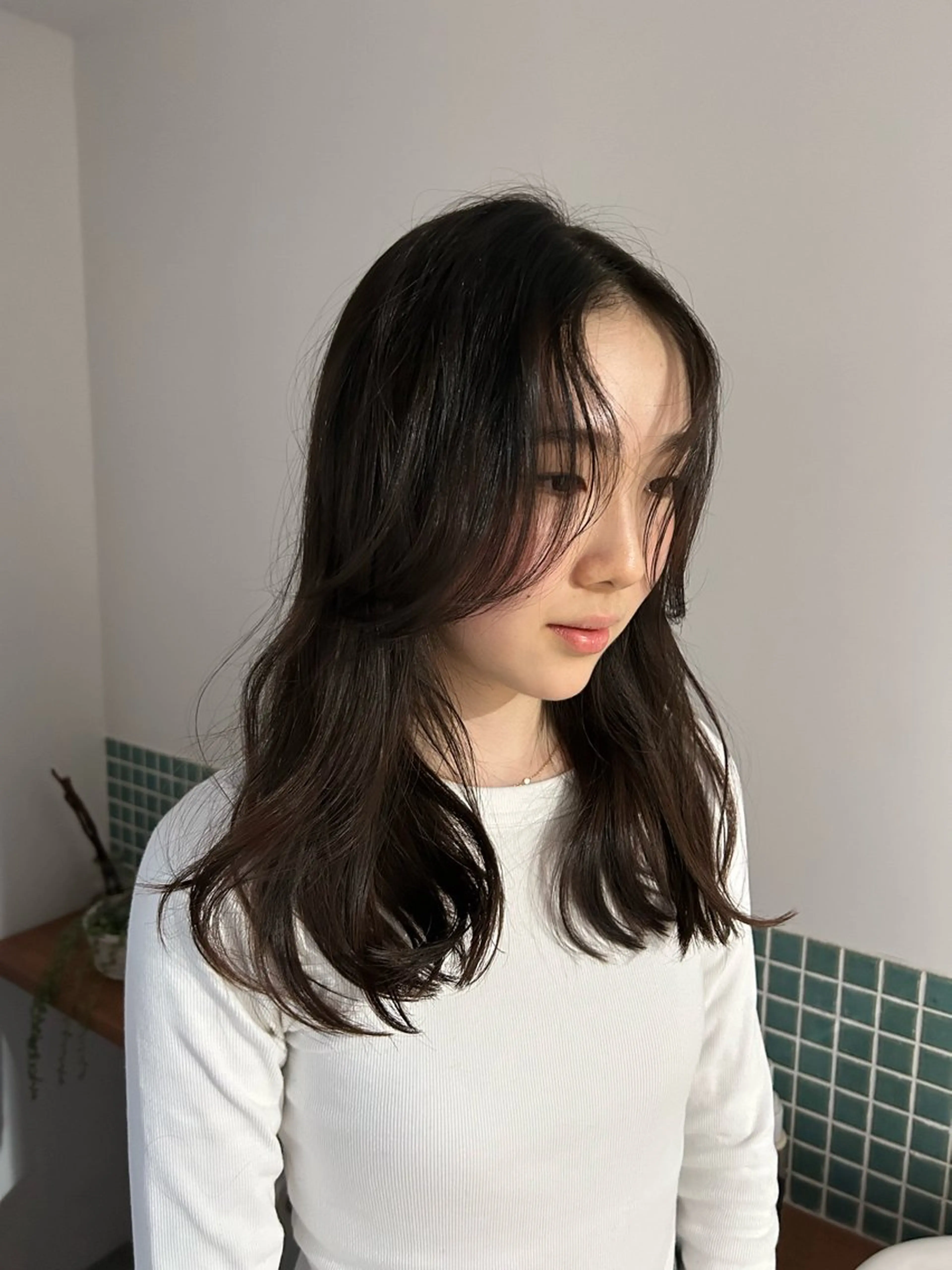 セミロング カット 岡田 知佳のヘアスタイル