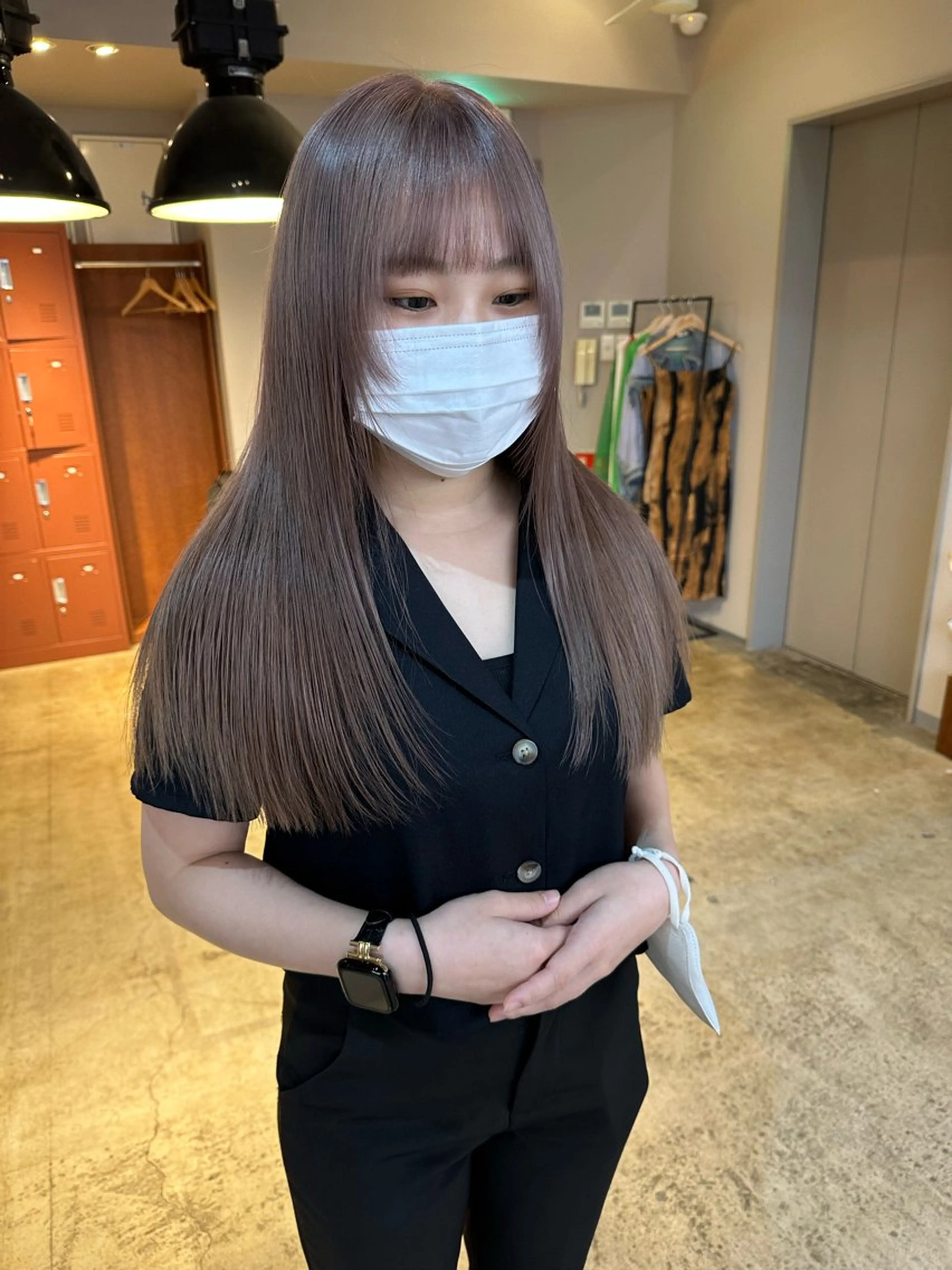 ロング カット ヘアカラー ミルクティーベージュ outaのヘアスタイル