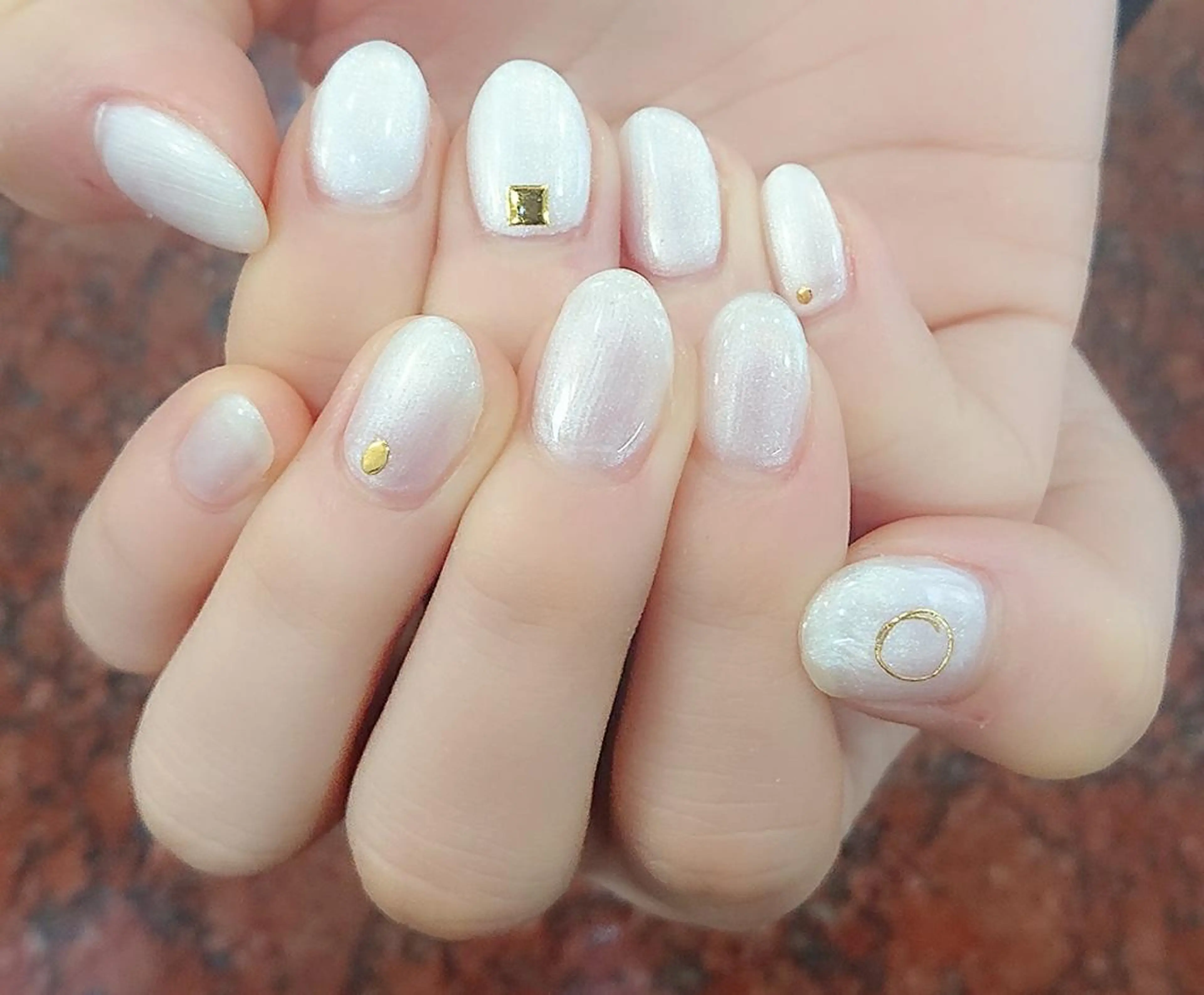 ネイル ホワイト 🍒当日もOK🍒 𝑳𝑼𝑵𝑨花井のネイルデザイン