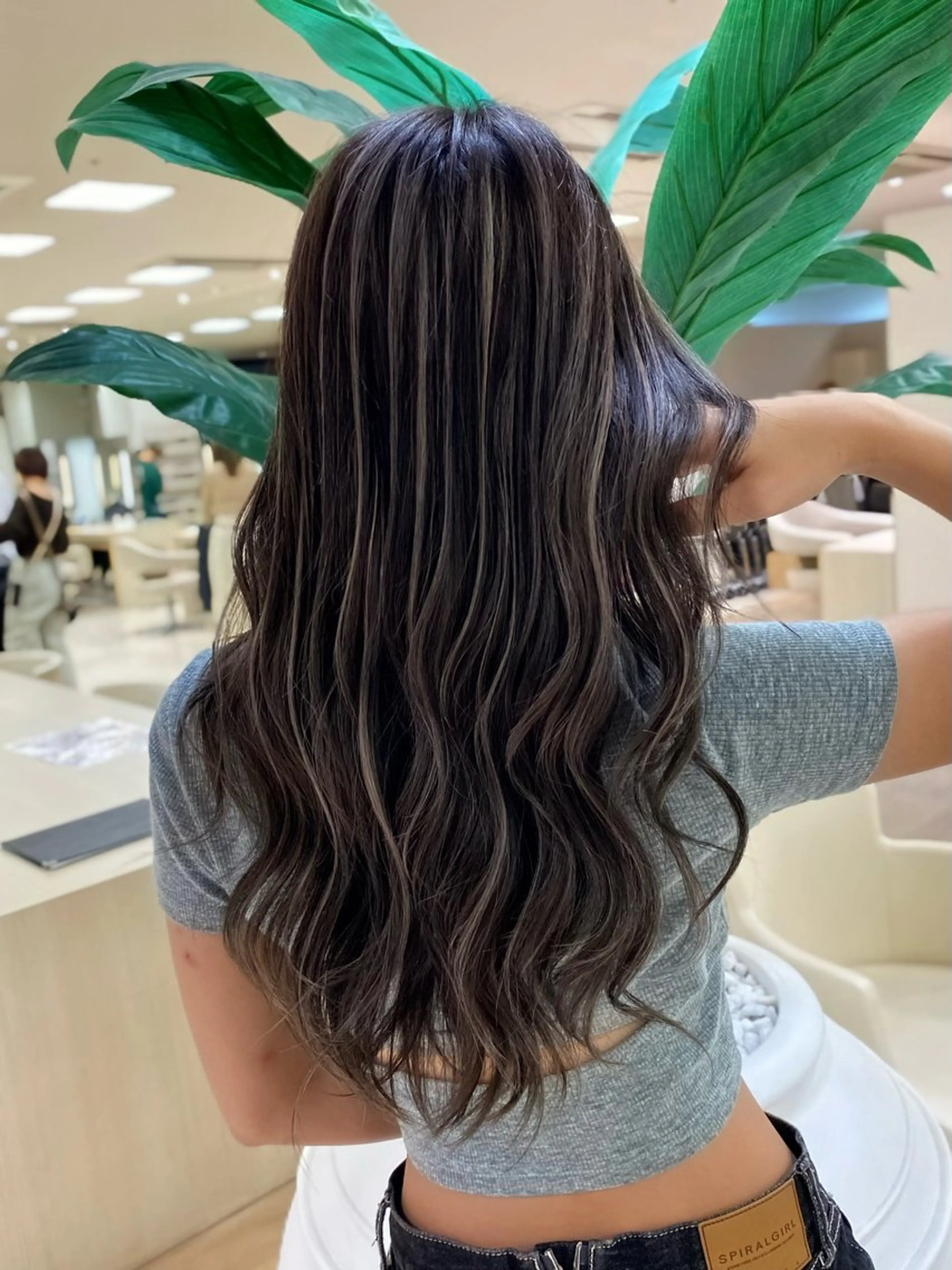 セミロング カラー ハイライトカラー ハイライト 銀座メンズパーマ🦚 ブリーチ🌿レイヤーのヘアスタイル