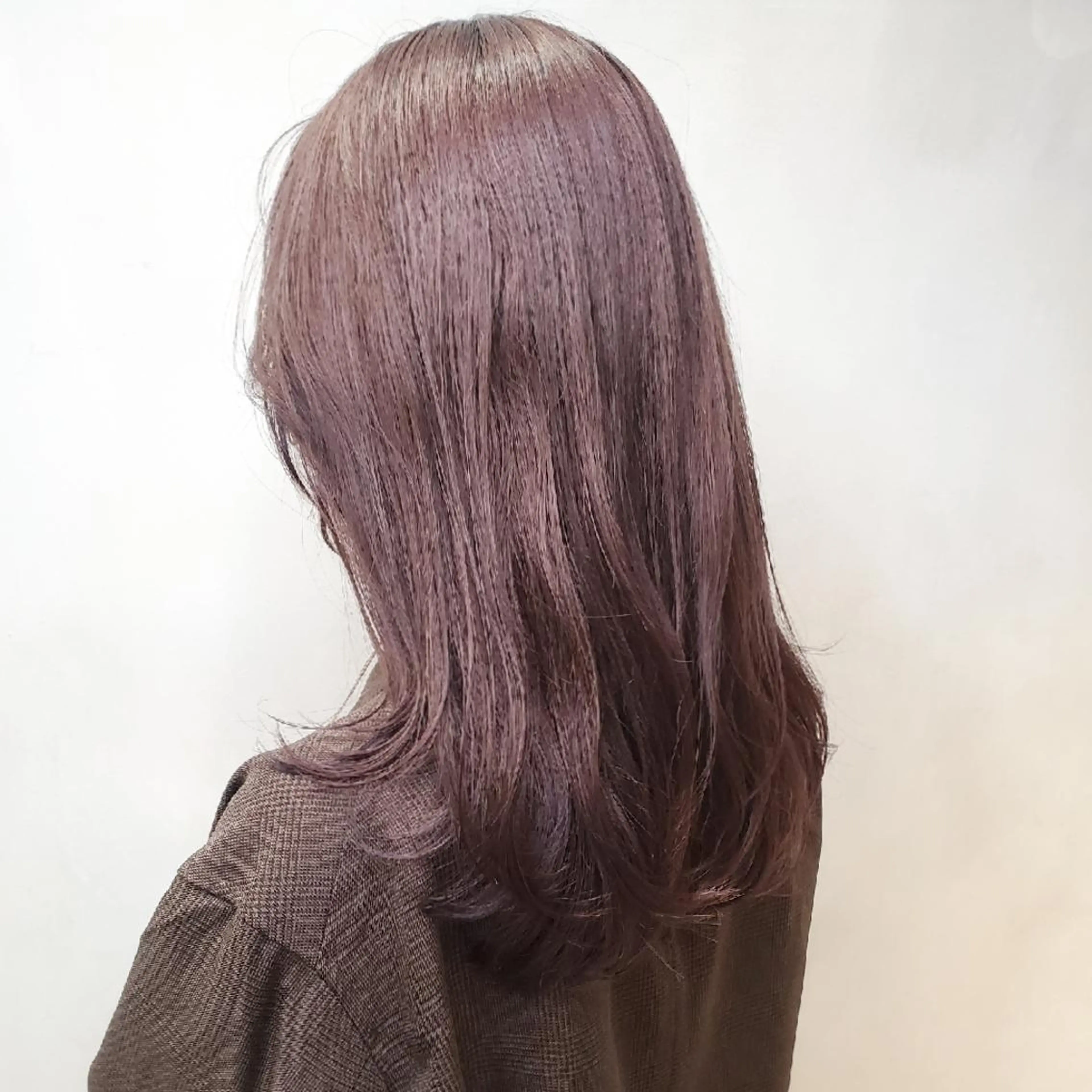 セミロング カラー ブラウンカラー 透明感カラー ラベンダーカラー ラベンダーブラウン レイヤーカット 韓国レイヤー　 suzuのヘアスタイル